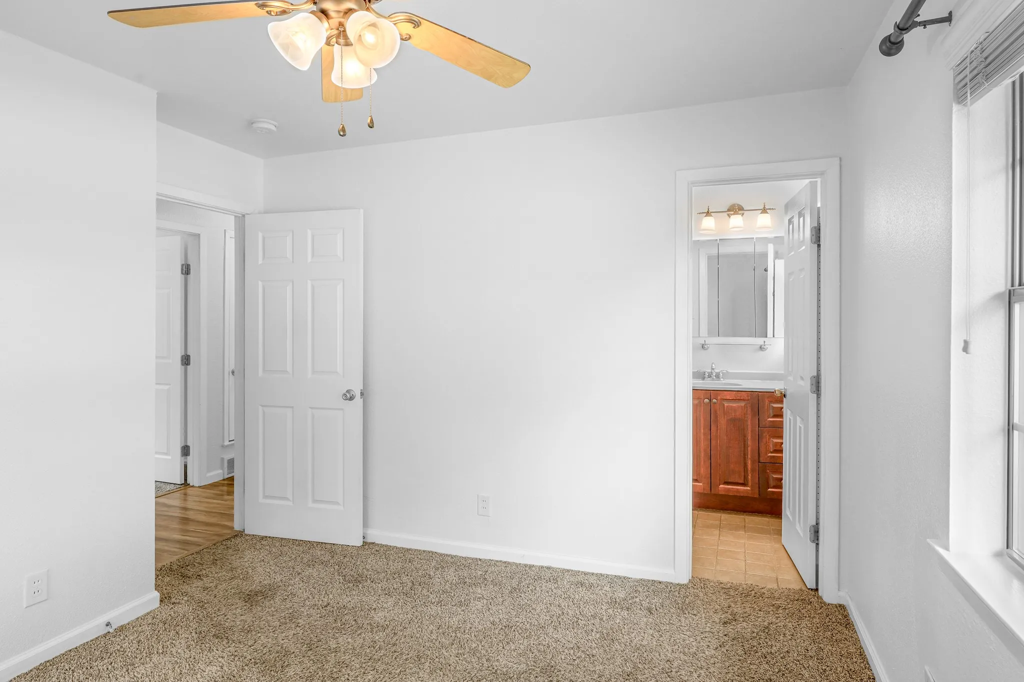 Single Family Residence For Rent in Dallas County , 3052 Cameo Lane, Farmers Branch, Texas 75234, 3 Bedroom, 2 Bathroom, 2 Garage spaces, 1,192 Sqft, built in 1958, mls#21385889, Real Estate Agent in Farmers Branch, Homes For Rent in Dallas county, Homes For Rent in Farmers Branch, Realtor in Farmers Branch Texas, Real Estate Brokerage Independent Realty Texas, Luminita Cordes Realtor