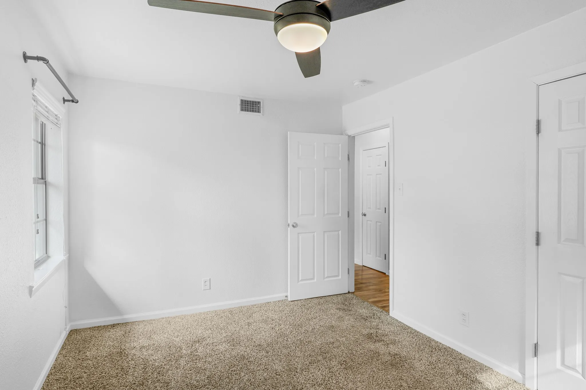 Single Family Residence For Rent in Dallas County , 3052 Cameo Lane, Farmers Branch, Texas 75234, 3 Bedroom, 2 Bathroom, 2 Garage spaces, 1,192 Sqft, built in 1958, mls#21385889, Real Estate Agent in Farmers Branch, Homes For Rent in Dallas county, Homes For Rent in Farmers Branch, Realtor in Farmers Branch Texas, Real Estate Brokerage Independent Realty Texas, Luminita Cordes Realtor