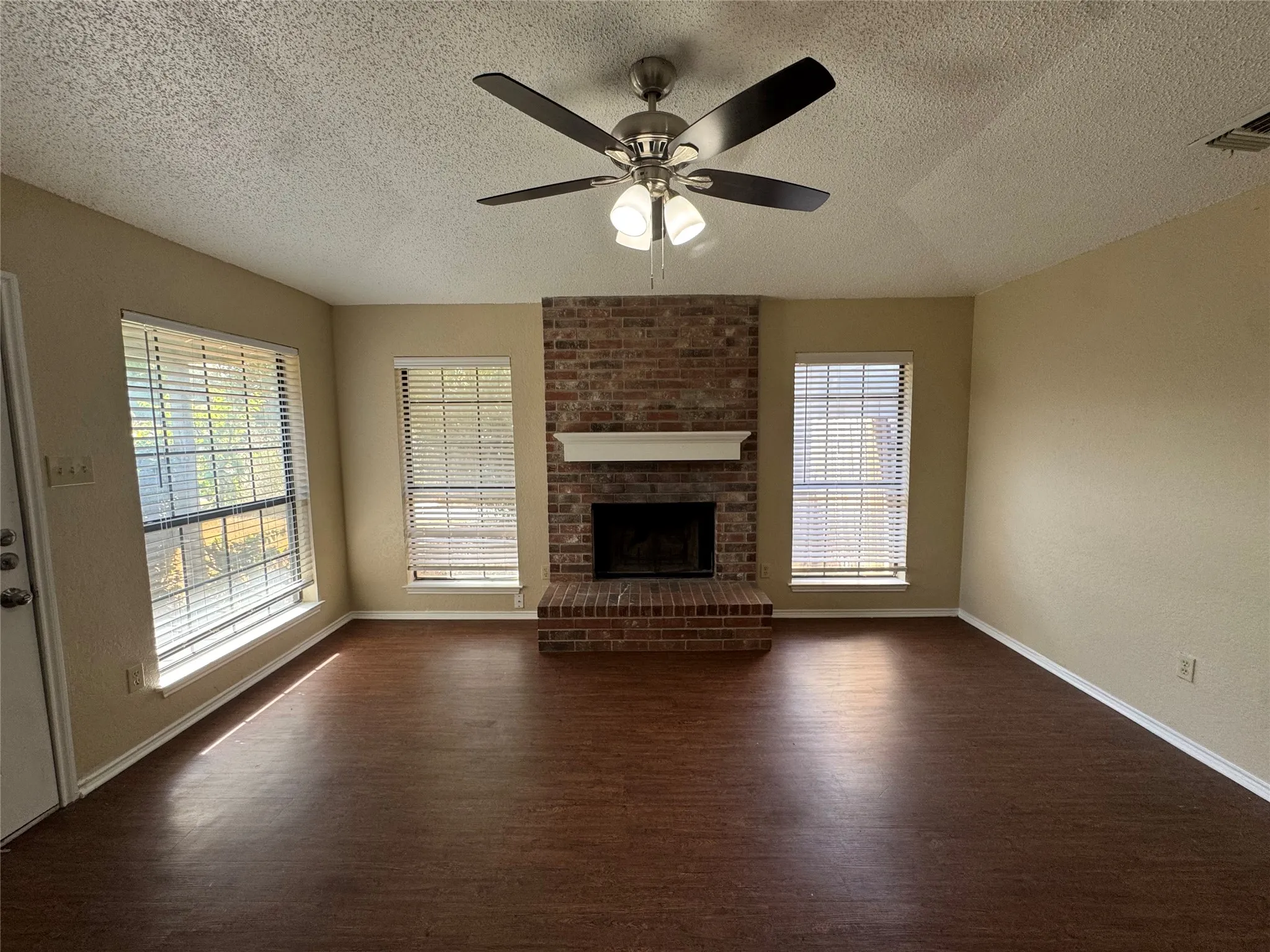 Duplex For Rent in Tarrant County , 4117 Fossil Ridge Drive, Haltom City, Texas 76137, 2 Bedroom, 2 Bathroom, 1 Garage spaces, 958 Sqft, built in 1985, mls#21388143, Real Estate Agent in Haltom City, Homes For Rent in Tarrant county, Homes For Rent in Haltom City, Realtor in Haltom City Texas, Real Estate Brokerage Independent Realty Texas, Luminita Cordes Realtor