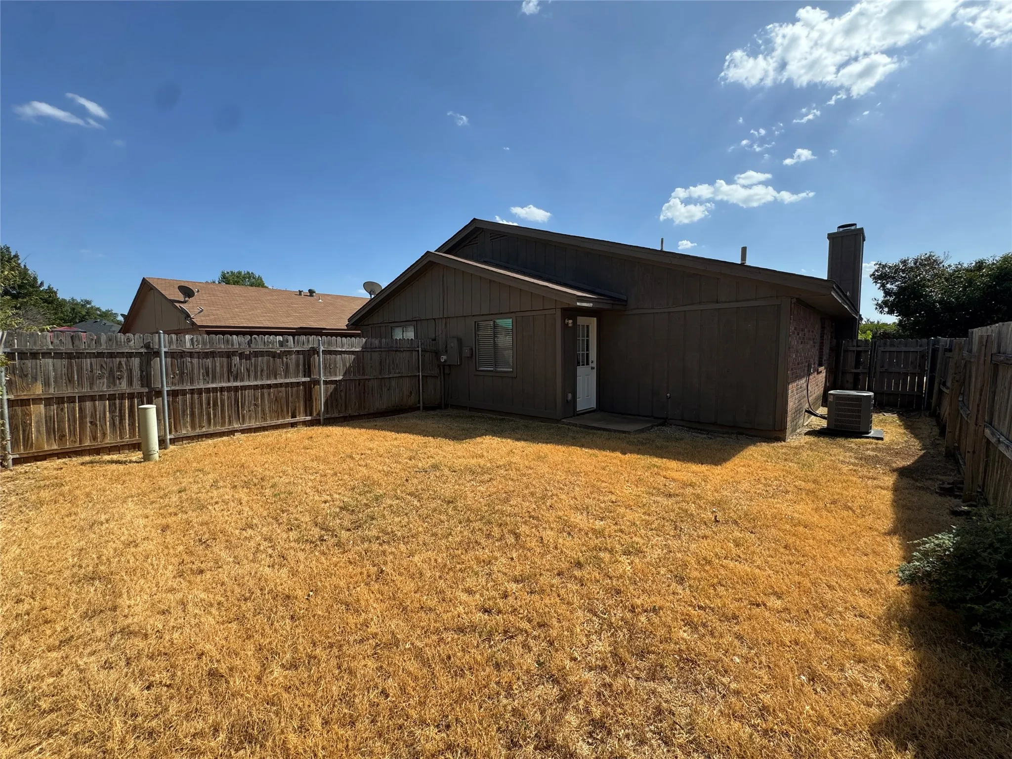 Duplex For Rent in Tarrant County , 4117 Fossil Ridge Drive, Haltom City, Texas 76137, 2 Bedroom, 2 Bathroom, 1 Garage spaces, 958 Sqft, built in 1985, mls#21388143, Real Estate Agent in Haltom City, Homes For Rent in Tarrant county, Homes For Rent in Haltom City, Realtor in Haltom City Texas, Real Estate Brokerage Independent Realty Texas, Luminita Cordes Realtor