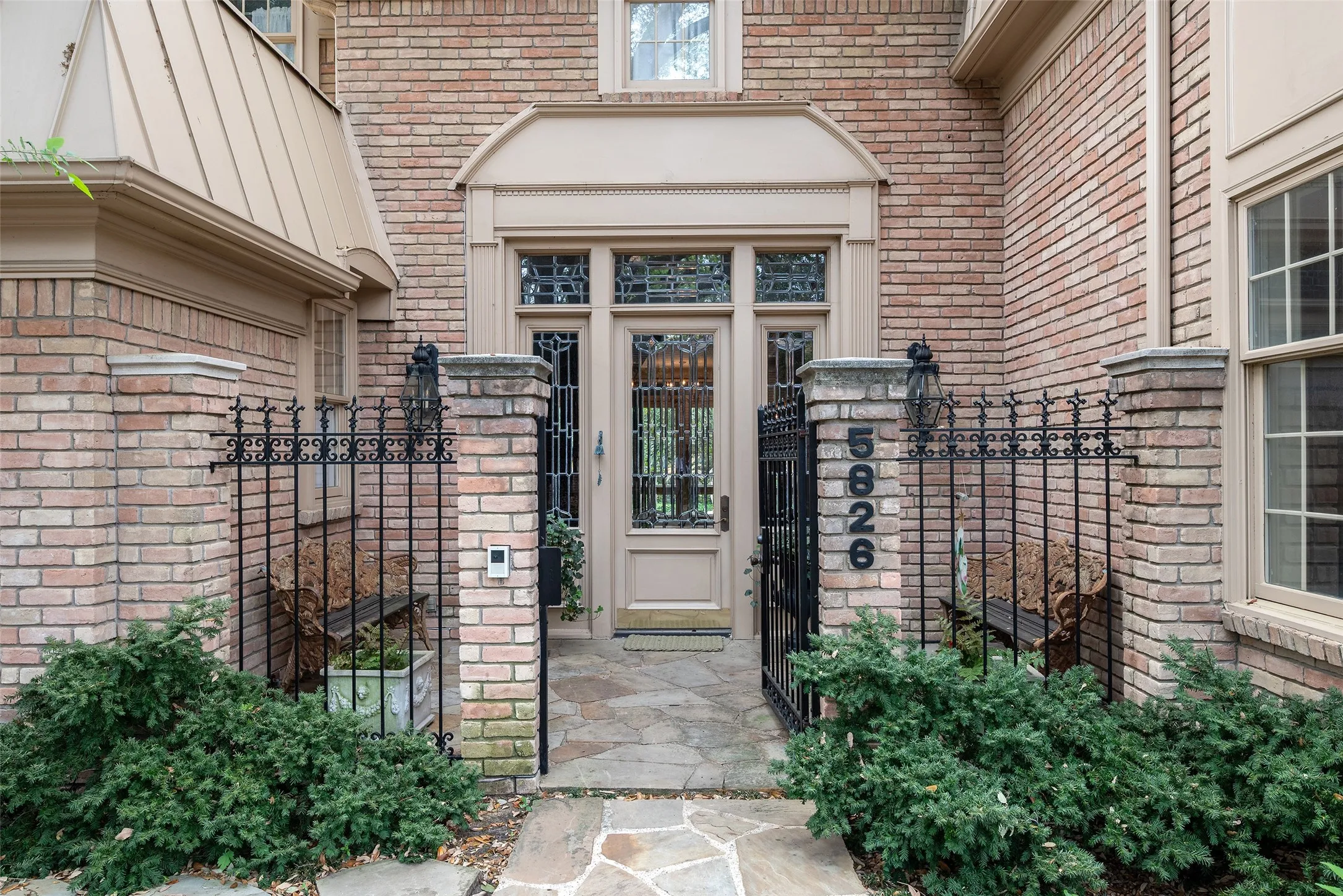 Townhouse For Sale in Dallas County , 5826 Farquhar Lane, Dallas, Texas 75209, 3 Bedroom, 5 Bathroom, 2 Garage spaces, 5,544 Sqft, built in 1976, mls#21388142, Real Estate Agent in Dallas, Homes For Sale in Dallas county, Homes For Sale in Dallas, Realtor in Dallas Texas, Real Estate Brokerage Independent Realty Texas, Luminita Cordes Realtor