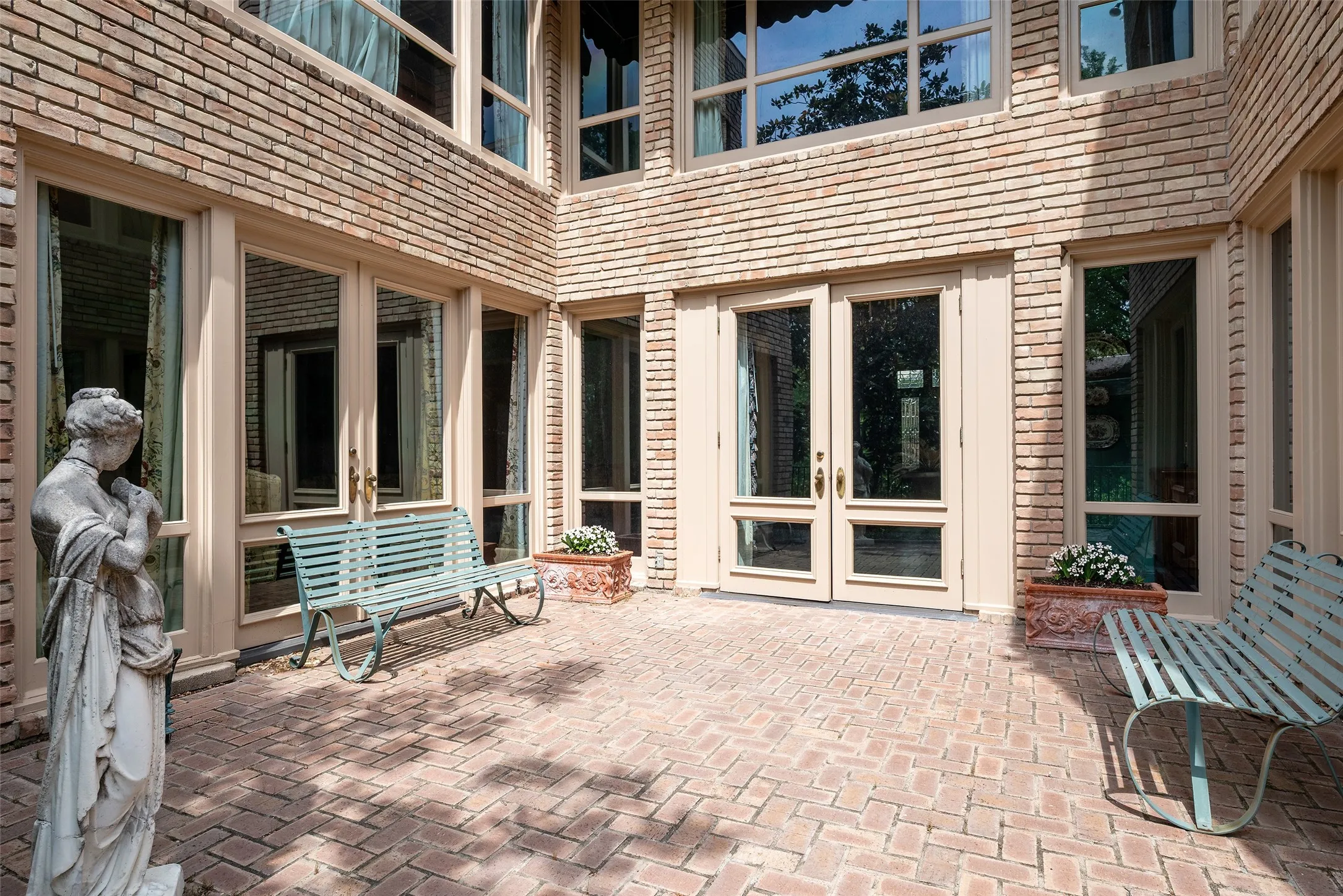 Townhouse For Sale in Dallas County , 5826 Farquhar Lane, Dallas, Texas 75209, 3 Bedroom, 5 Bathroom, 2 Garage spaces, 5,544 Sqft, built in 1976, mls#21388142, Real Estate Agent in Dallas, Homes For Sale in Dallas county, Homes For Sale in Dallas, Realtor in Dallas Texas, Real Estate Brokerage Independent Realty Texas, Luminita Cordes Realtor