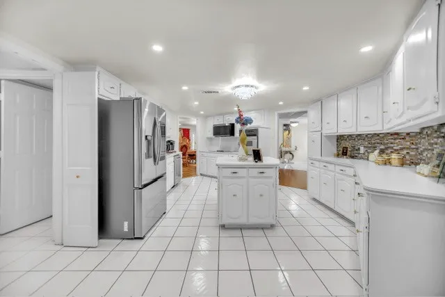 Single Family Residence For Sale in Tarrant County , 504 Cholla Court, Fort Worth, Texas 76112, 4 Bedroom, 4 Bathroom, 2 Garage spaces, 3,439 Sqft, built in 1973, mls#21386178, Real Estate Agent in Fort Worth, Homes For Sale in Tarrant county, Homes For Sale in Fort Worth, Realtor in Fort Worth Texas, Real Estate Brokerage Independent Realty Texas, Luminita Cordes Realtor
