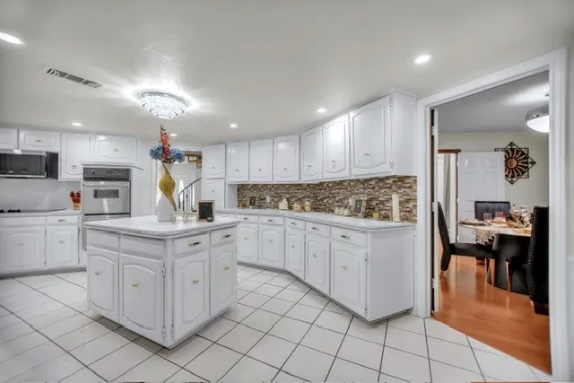Single Family Residence For Sale in Tarrant County , 504 Cholla Court, Fort Worth, Texas 76112, 4 Bedroom, 4 Bathroom, 2 Garage spaces, 3,439 Sqft, built in 1973, mls#21386178, Real Estate Agent in Fort Worth, Homes For Sale in Tarrant county, Homes For Sale in Fort Worth, Realtor in Fort Worth Texas, Real Estate Brokerage Independent Realty Texas, Luminita Cordes Realtor