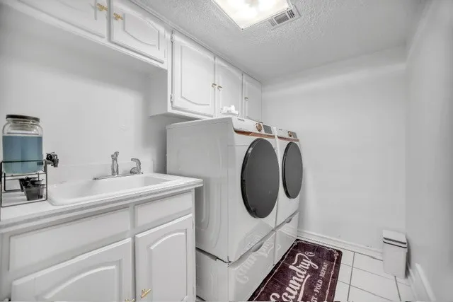 Single Family Residence For Sale in Tarrant County , 504 Cholla Court, Fort Worth, Texas 76112, 4 Bedroom, 4 Bathroom, 2 Garage spaces, 3,439 Sqft, built in 1973, mls#21386178, Real Estate Agent in Fort Worth, Homes For Sale in Tarrant county, Homes For Sale in Fort Worth, Realtor in Fort Worth Texas, Real Estate Brokerage Independent Realty Texas, Luminita Cordes Realtor