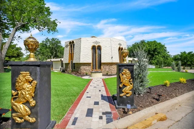 Single Family Residence For Sale in Tarrant County , 504 Cholla Court, Fort Worth, Texas 76112, 4 Bedroom, 4 Bathroom, 2 Garage spaces, 3,439 Sqft, built in 1973, mls#21386178, Real Estate Agent in Fort Worth, Homes For Sale in Tarrant county, Homes For Sale in Fort Worth, Realtor in Fort Worth Texas, Real Estate Brokerage Independent Realty Texas, Luminita Cordes Realtor
