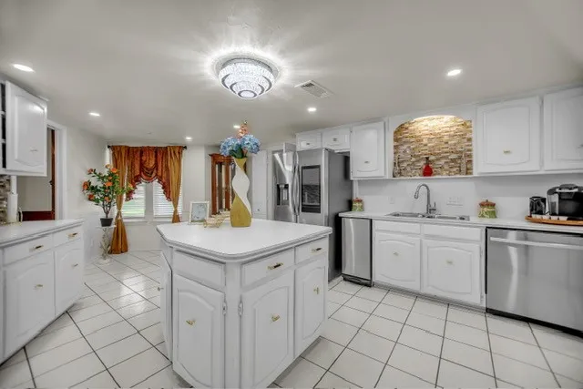 Single Family Residence For Sale in Tarrant County , 504 Cholla Court, Fort Worth, Texas 76112, 4 Bedroom, 4 Bathroom, 2 Garage spaces, 3,439 Sqft, built in 1973, mls#21386178, Real Estate Agent in Fort Worth, Homes For Sale in Tarrant county, Homes For Sale in Fort Worth, Realtor in Fort Worth Texas, Real Estate Brokerage Independent Realty Texas, Luminita Cordes Realtor