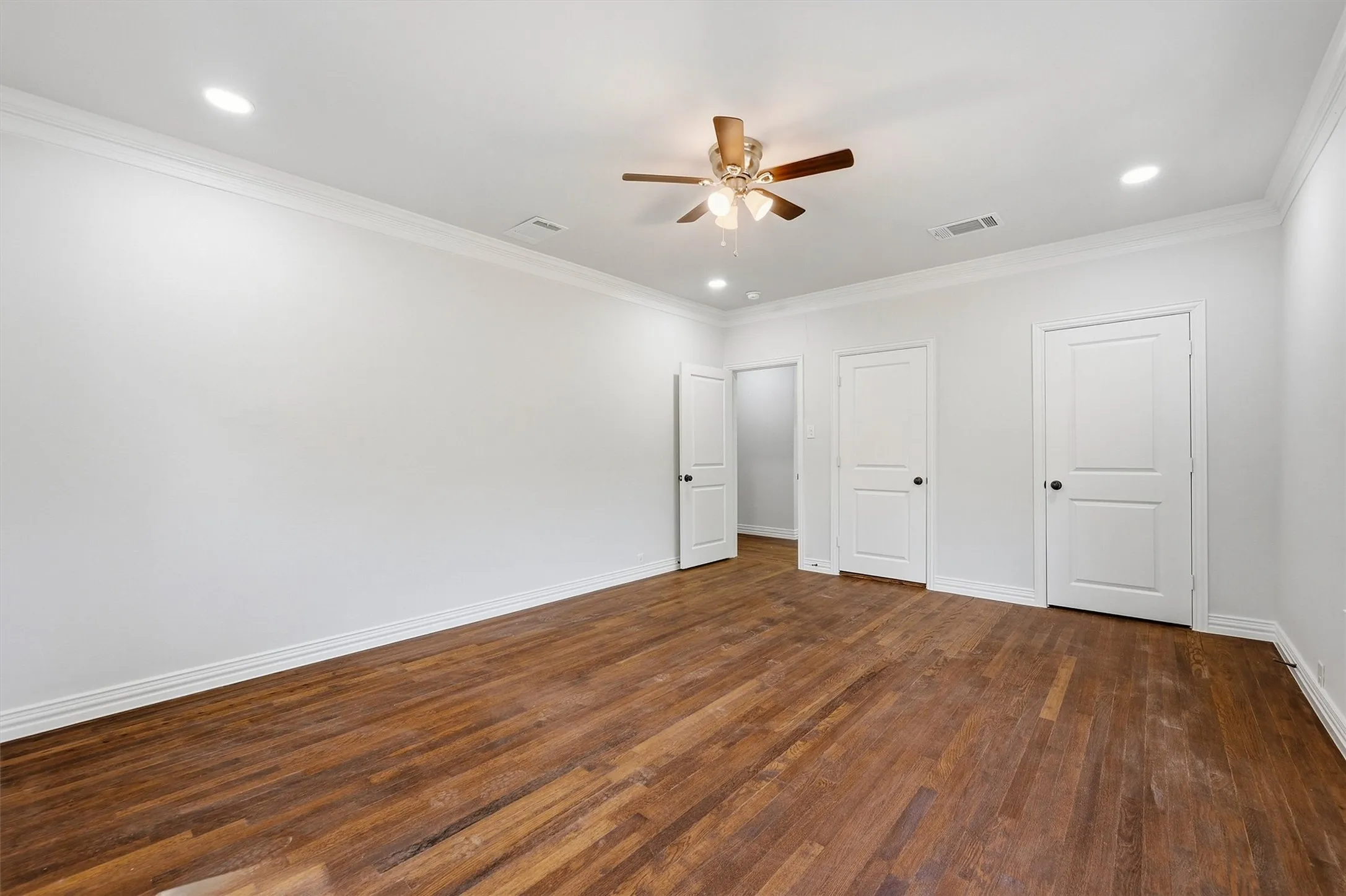 Hardwood flooring, recessed lighting, crown molding, and a ceiling fan