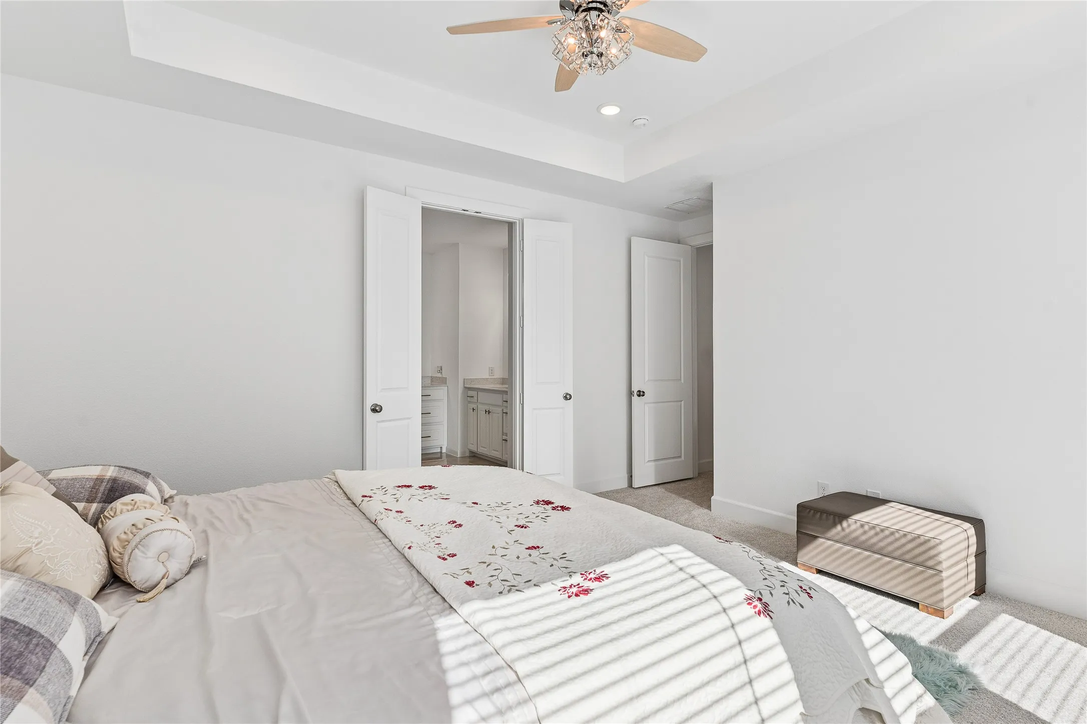 Tray ceiling with recessed lighting and a decorative ceiling fan