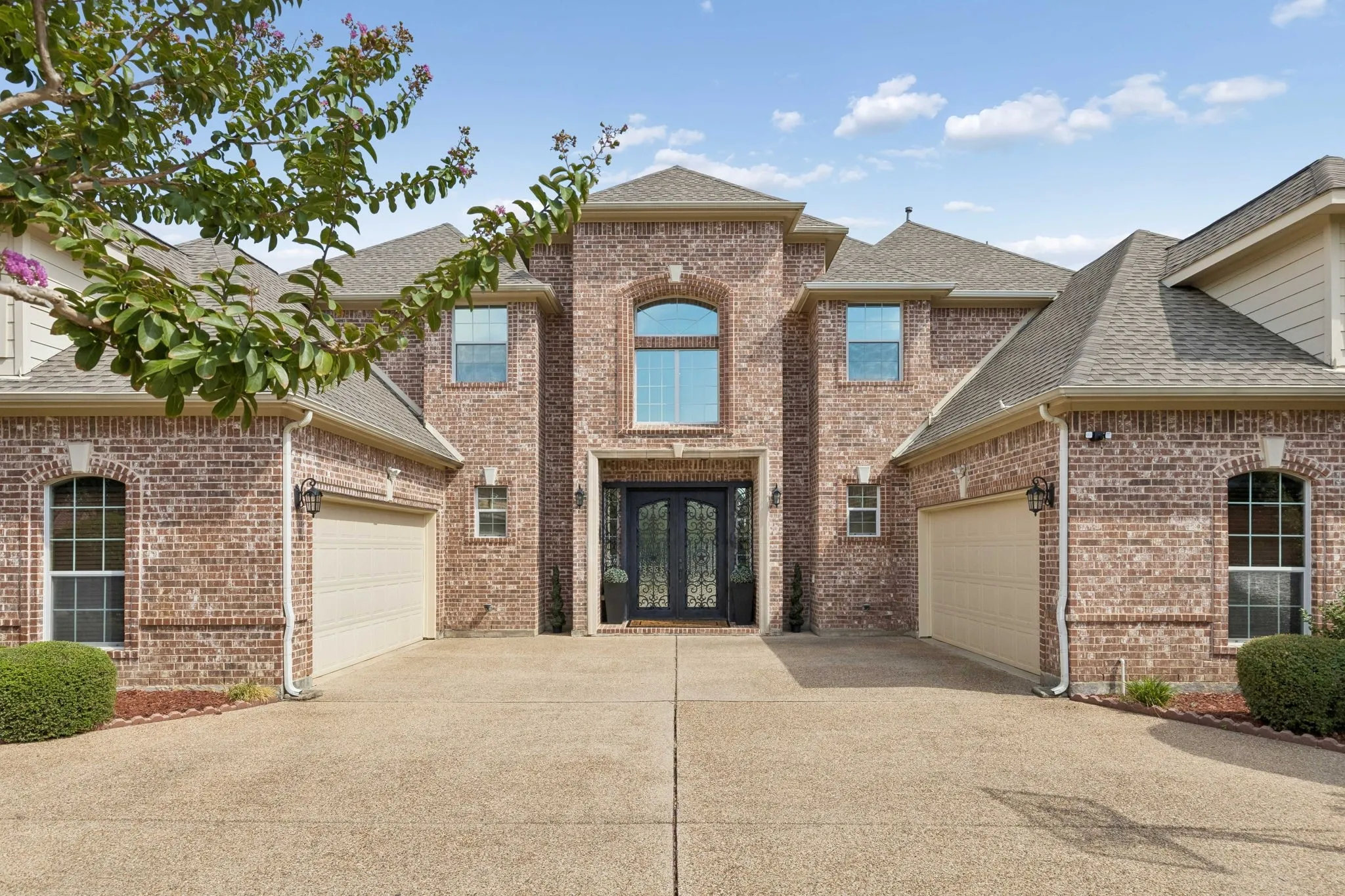 Single Family Residence For Sale in Tarrant County , 305 Corral Court, Southlake, Texas 76092, 5 Bedroom, 5 Bathroom, 4 Garage spaces, 6,033 Sqft, built in 2008, mls#21382308, Real Estate Agent in Southlake, Homes For Sale in Tarrant county, Homes For Sale in Southlake, Realtor in Southlake Texas, Real Estate Brokerage Independent Realty Texas, Luminita Cordes Realtor