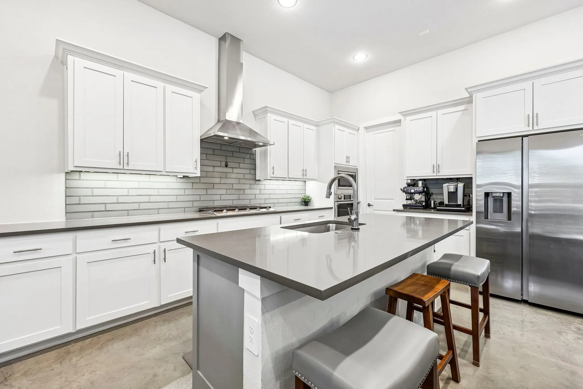 Abundance of Kitchen Cabinets and Counter Space, Large Walk In Pantry, Gas cooktop
