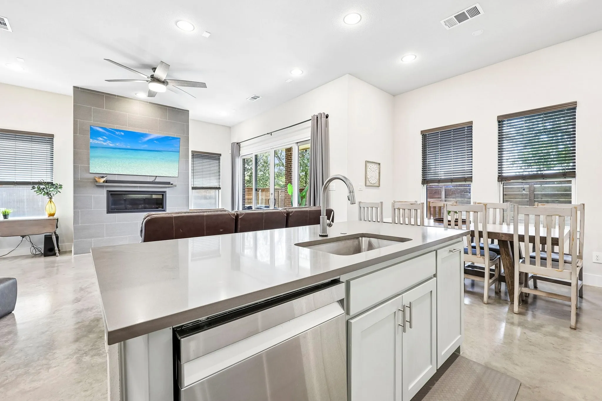 Single Family Residence For Sale in Dallas County , 4115 Maison Ridge, Dallas, Texas 75219, 3 Bedroom, 3 Bathroom, 2 Garage spaces, 2,100 Sqft, built in 2022, mls#21388151, Real Estate Agent in Dallas, Homes For Sale in Dallas county, Homes For Sale in Dallas, Realtor in Dallas Texas, Real Estate Brokerage Independent Realty Texas, Luminita Cordes Realtor