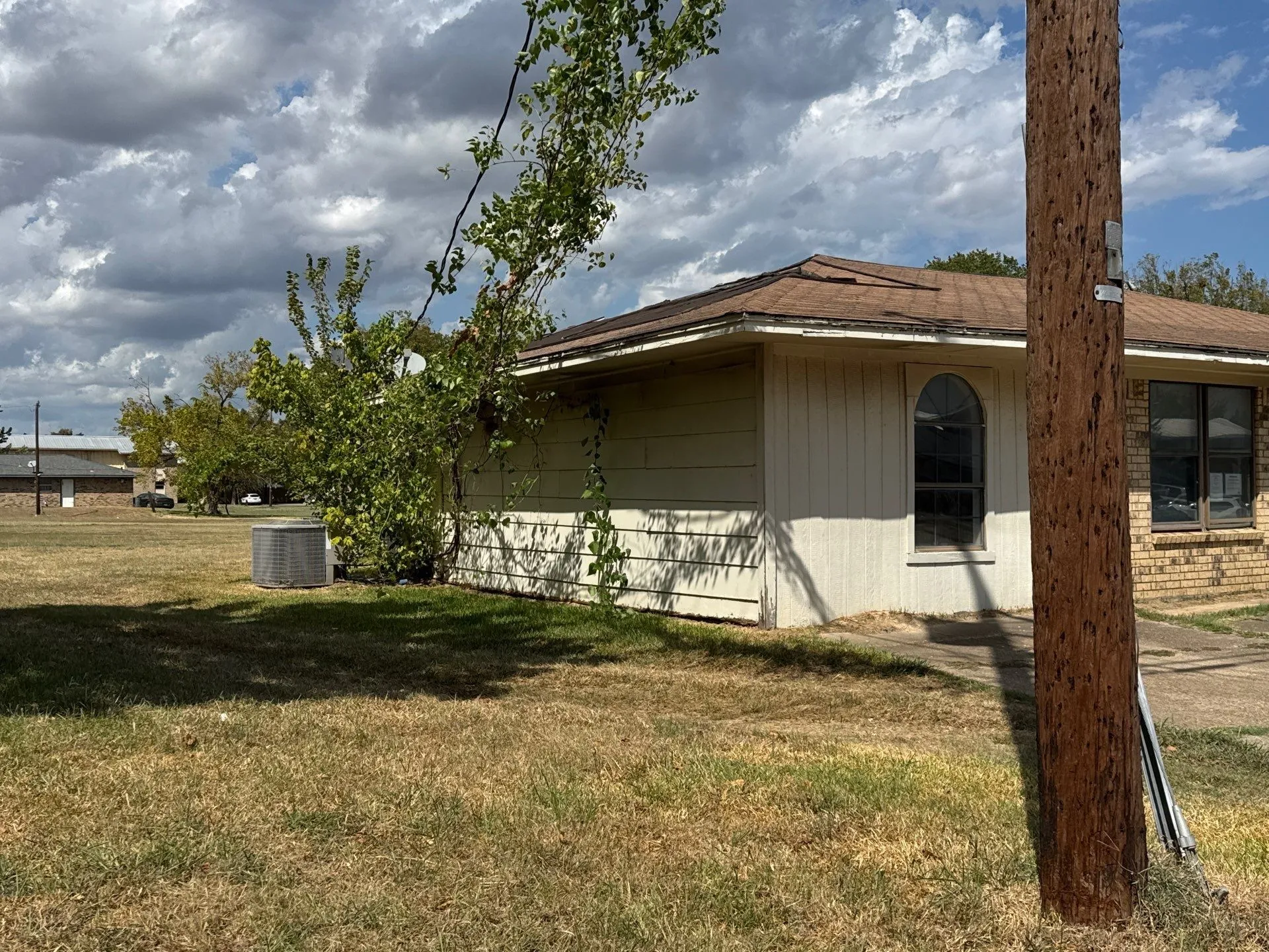 Single Family Residence For Sale in Hopkins County , 741 Calvert Street, Sulphur Springs, Texas 75482, 2 Bedroom, 1 Bathroom, Garage spaces, 760 Sqft, built in 1980, mls#21386580, Real Estate Agent in Sulphur Springs, Homes For Sale in Hopkins county, Homes For Sale in Sulphur Springs, Realtor in Sulphur Springs Texas, Real Estate Brokerage Independent Realty Texas, Luminita Cordes Realtor
