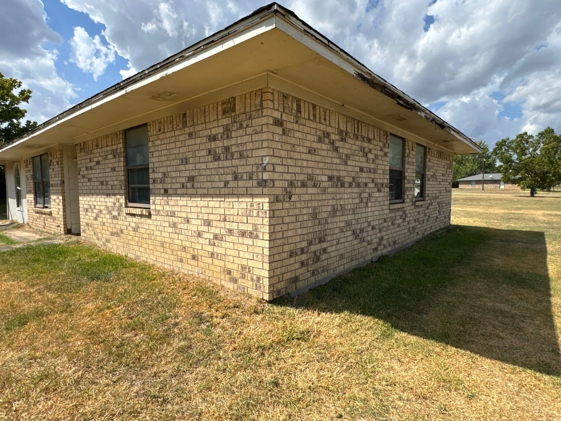 Single Family Residence For Sale in Hopkins County , 741 Calvert Street, Sulphur Springs, Texas 75482, 2 Bedroom, 1 Bathroom, Garage spaces, 760 Sqft, built in 1980, mls#21386580, Real Estate Agent in Sulphur Springs, Homes For Sale in Hopkins county, Homes For Sale in Sulphur Springs, Realtor in Sulphur Springs Texas, Real Estate Brokerage Independent Realty Texas, Luminita Cordes Realtor