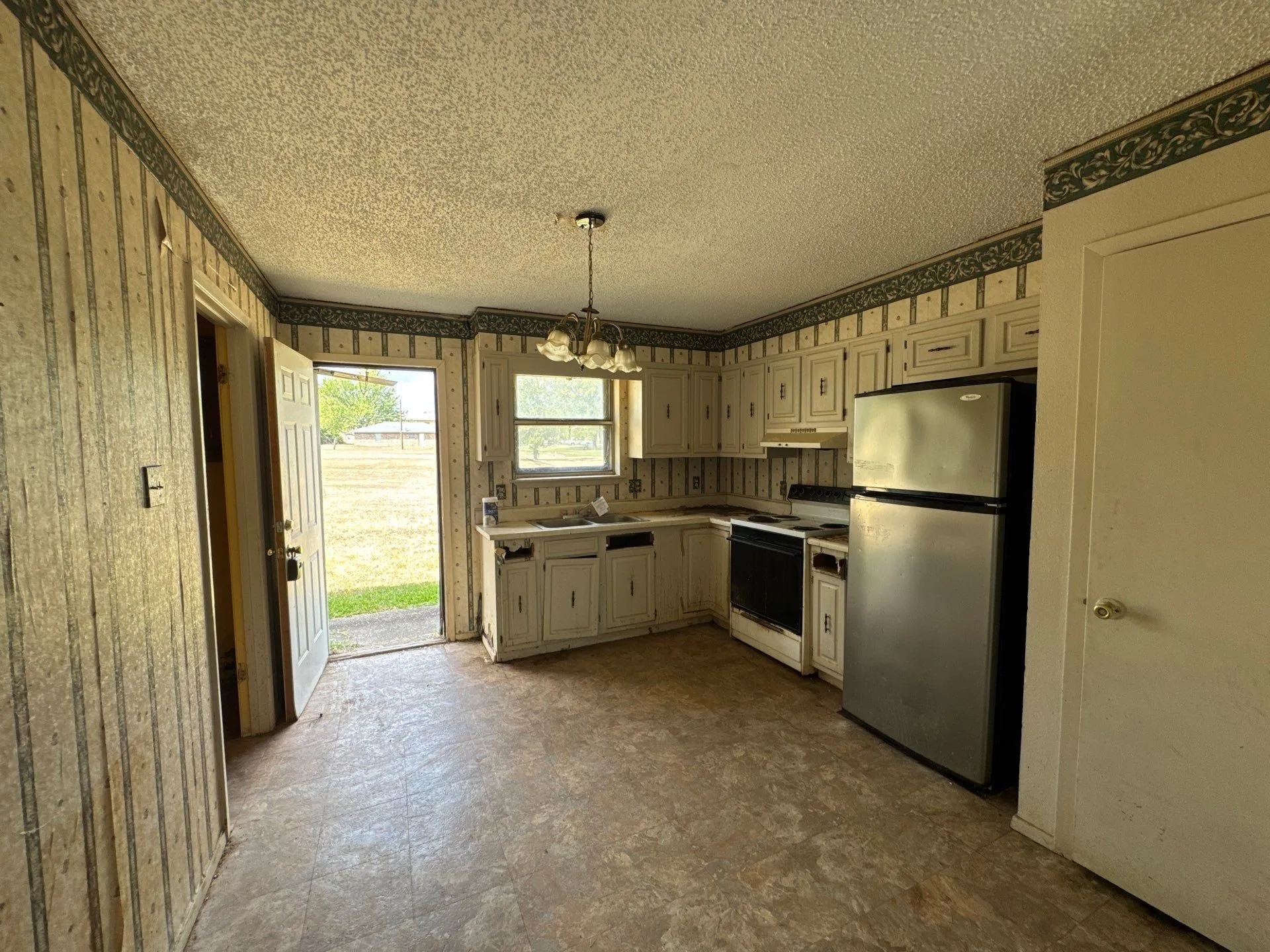 Single Family Residence For Sale in Hopkins County , 741 Calvert Street, Sulphur Springs, Texas 75482, 2 Bedroom, 1 Bathroom, Garage spaces, 760 Sqft, built in 1980, mls#21386580, Real Estate Agent in Sulphur Springs, Homes For Sale in Hopkins county, Homes For Sale in Sulphur Springs, Realtor in Sulphur Springs Texas, Real Estate Brokerage Independent Realty Texas, Luminita Cordes Realtor