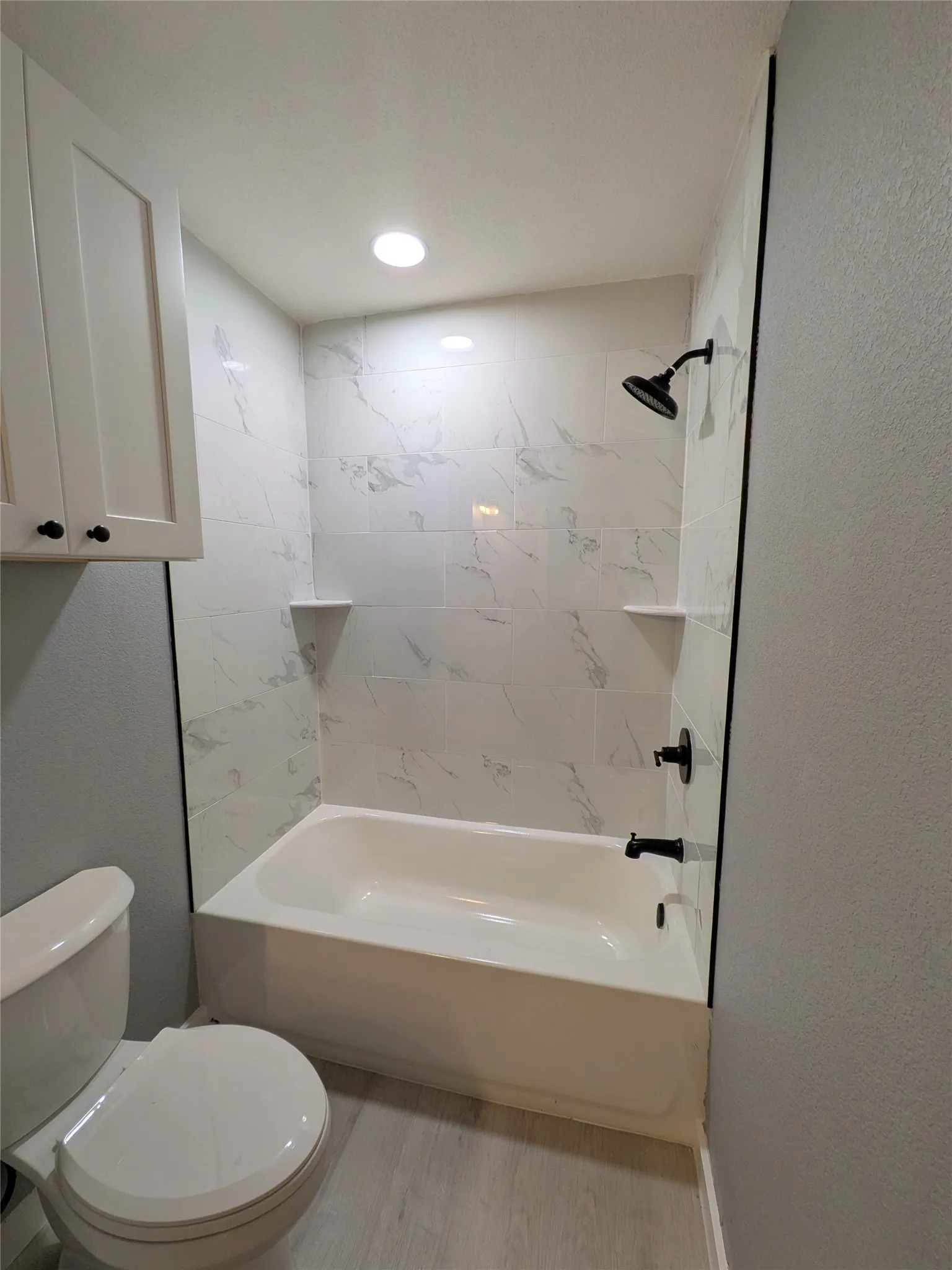 SECONDARY BATHROOM UPSTAIRS