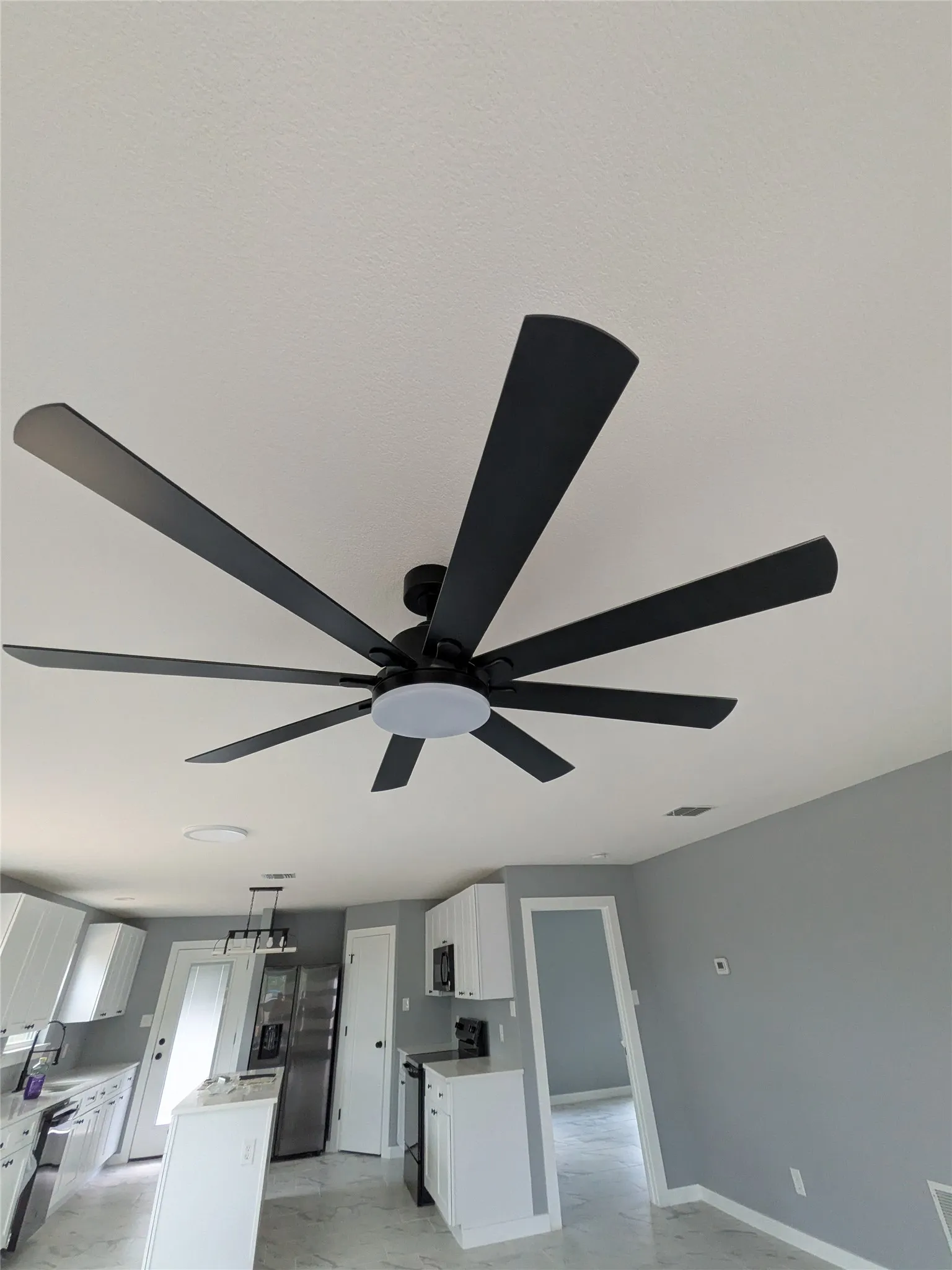SLEEK AND LARGE CEILING FAN FOR GREAT ROOM
