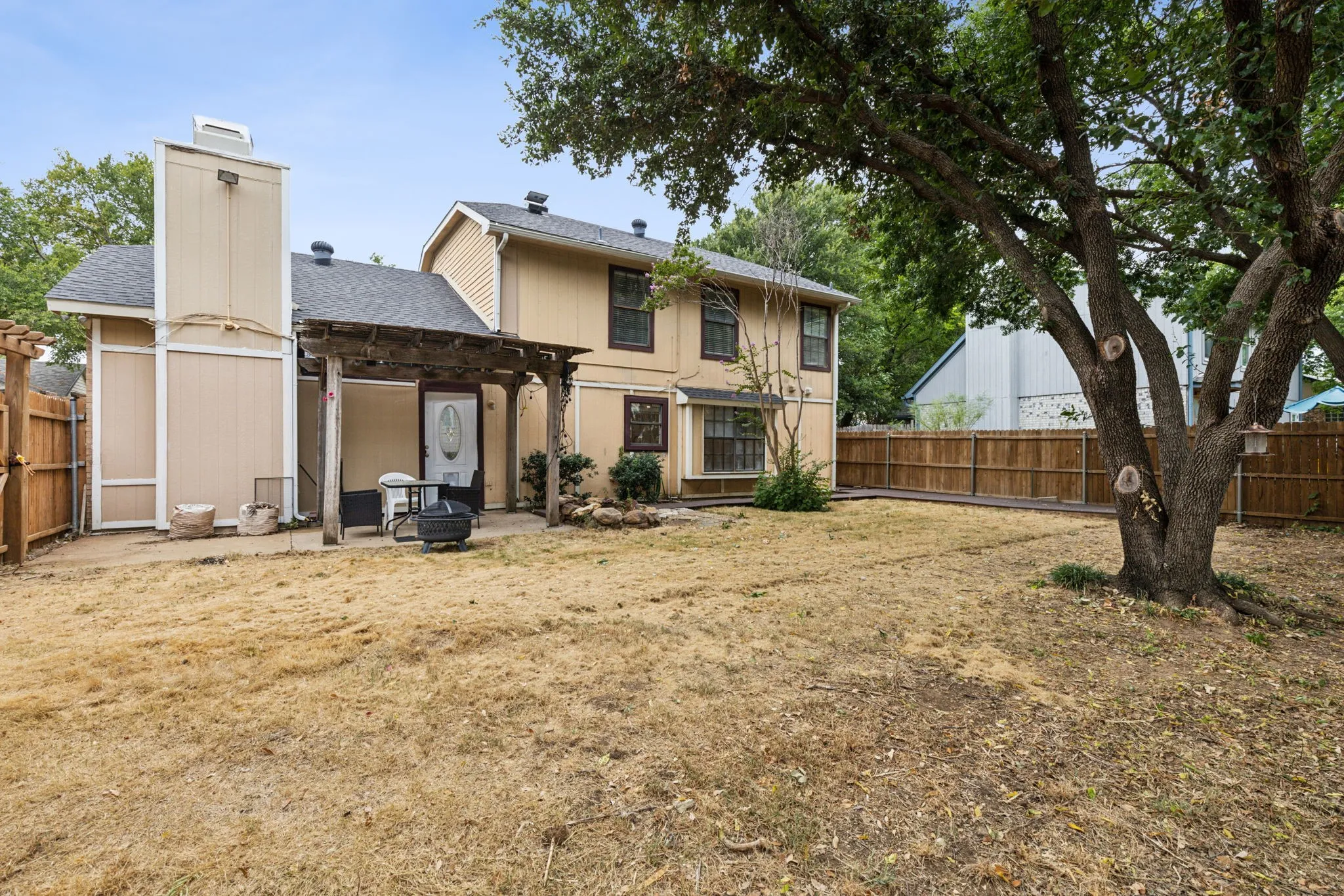 Single Family Residence For Rent in Denton County , 2020 Crestmeadow Street, Denton, Texas 76207, 3 Bedroom, 3 Bathroom, 2 Garage spaces, 2,350 Sqft, built in 1986, mls#21387787, Real Estate Agent in Denton, Homes For Rent in Denton county, Homes For Rent in Denton, Realtor in Denton Texas, Real Estate Brokerage Independent Realty Texas, Luminita Cordes Realtor