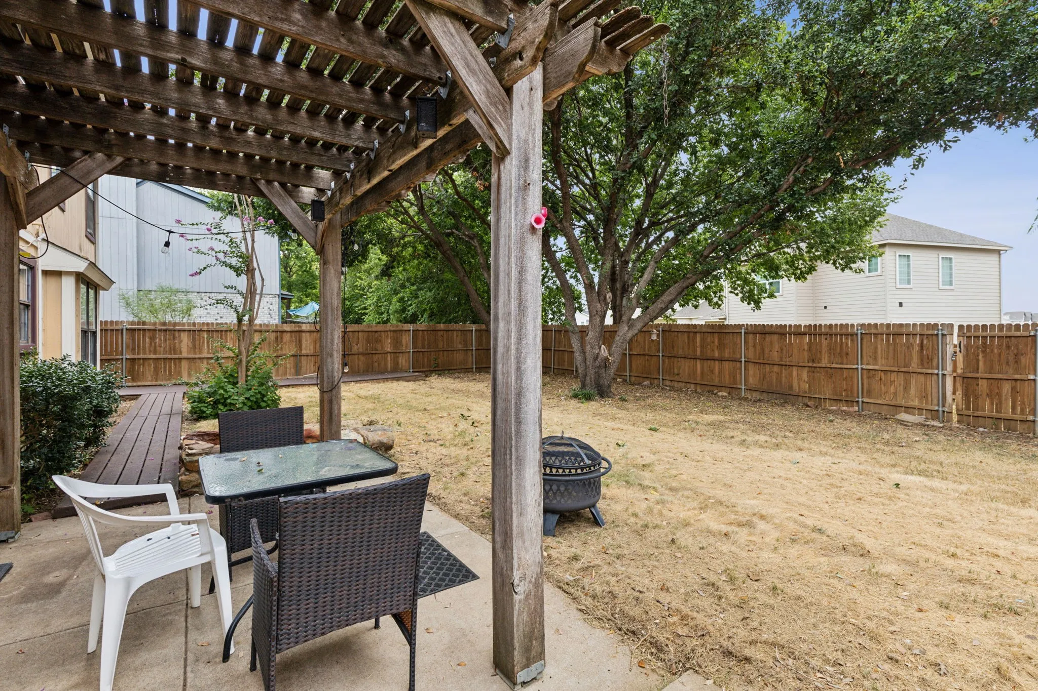 Single Family Residence For Rent in Denton County , 2020 Crestmeadow Street, Denton, Texas 76207, 3 Bedroom, 3 Bathroom, 2 Garage spaces, 2,350 Sqft, built in 1986, mls#21387787, Real Estate Agent in Denton, Homes For Rent in Denton county, Homes For Rent in Denton, Realtor in Denton Texas, Real Estate Brokerage Independent Realty Texas, Luminita Cordes Realtor