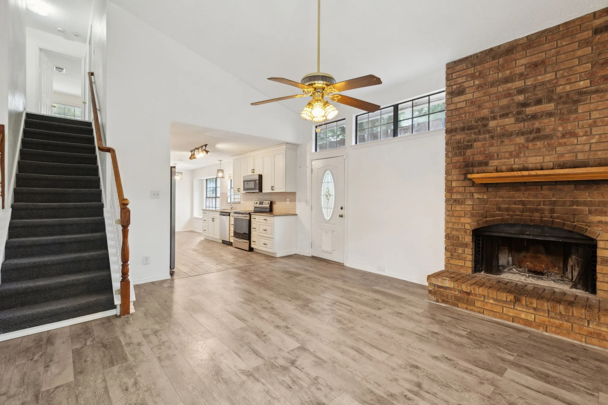 Single Family Residence For Rent in Denton County , 2020 Crestmeadow Street, Denton, Texas 76207, 3 Bedroom, 3 Bathroom, 2 Garage spaces, 2,350 Sqft, built in 1986, mls#21387787, Real Estate Agent in Denton, Homes For Rent in Denton county, Homes For Rent in Denton, Realtor in Denton Texas, Real Estate Brokerage Independent Realty Texas, Luminita Cordes Realtor
