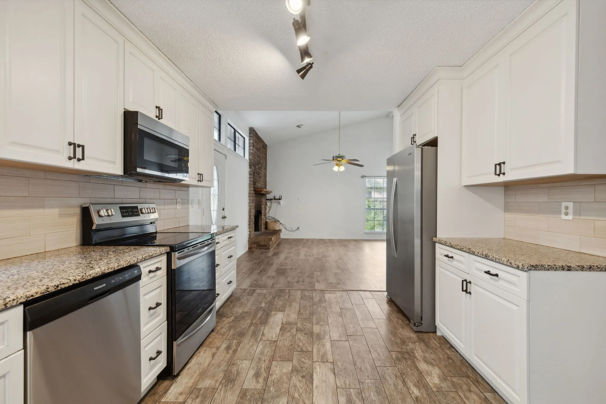 Single Family Residence For Rent in Denton County , 2020 Crestmeadow Street, Denton, Texas 76207, 3 Bedroom, 3 Bathroom, 2 Garage spaces, 2,350 Sqft, built in 1986, mls#21387787, Real Estate Agent in Denton, Homes For Rent in Denton county, Homes For Rent in Denton, Realtor in Denton Texas, Real Estate Brokerage Independent Realty Texas, Luminita Cordes Realtor