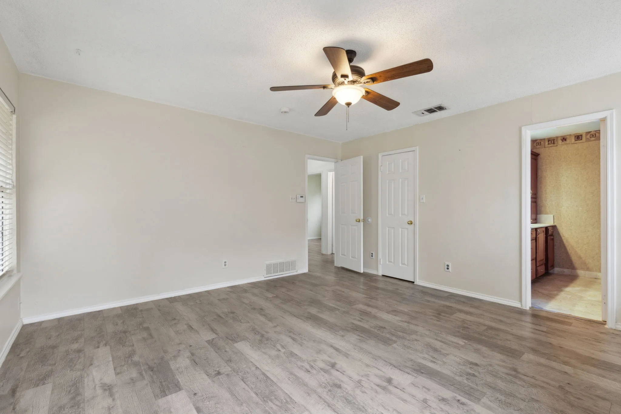 Single Family Residence For Rent in Denton County , 2020 Crestmeadow Street, Denton, Texas 76207, 3 Bedroom, 3 Bathroom, 2 Garage spaces, 2,350 Sqft, built in 1986, mls#21387787, Real Estate Agent in Denton, Homes For Rent in Denton county, Homes For Rent in Denton, Realtor in Denton Texas, Real Estate Brokerage Independent Realty Texas, Luminita Cordes Realtor