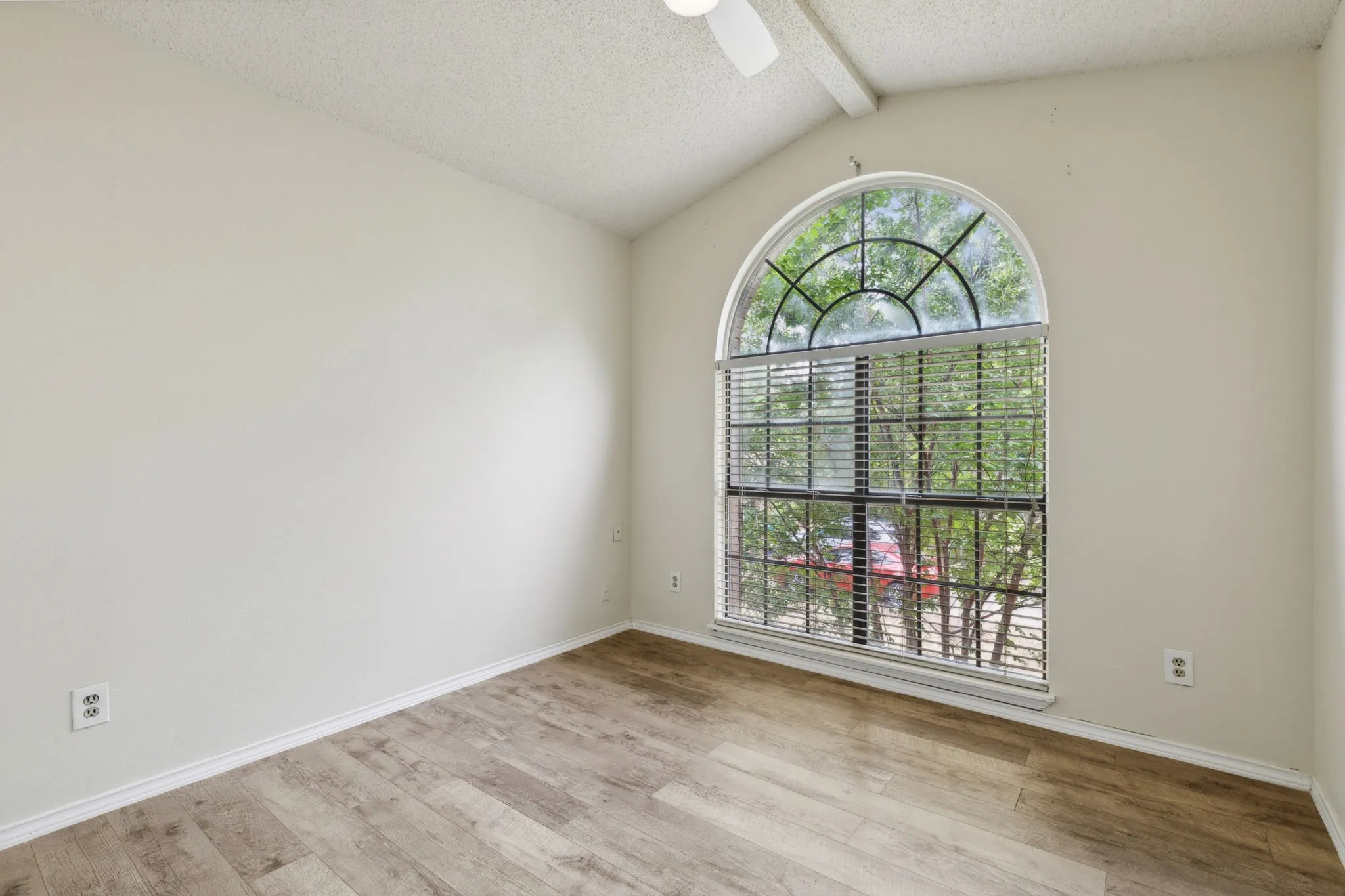 Single Family Residence For Rent in Denton County , 2020 Crestmeadow Street, Denton, Texas 76207, 3 Bedroom, 3 Bathroom, 2 Garage spaces, 2,350 Sqft, built in 1986, mls#21387787, Real Estate Agent in Denton, Homes For Rent in Denton county, Homes For Rent in Denton, Realtor in Denton Texas, Real Estate Brokerage Independent Realty Texas, Luminita Cordes Realtor