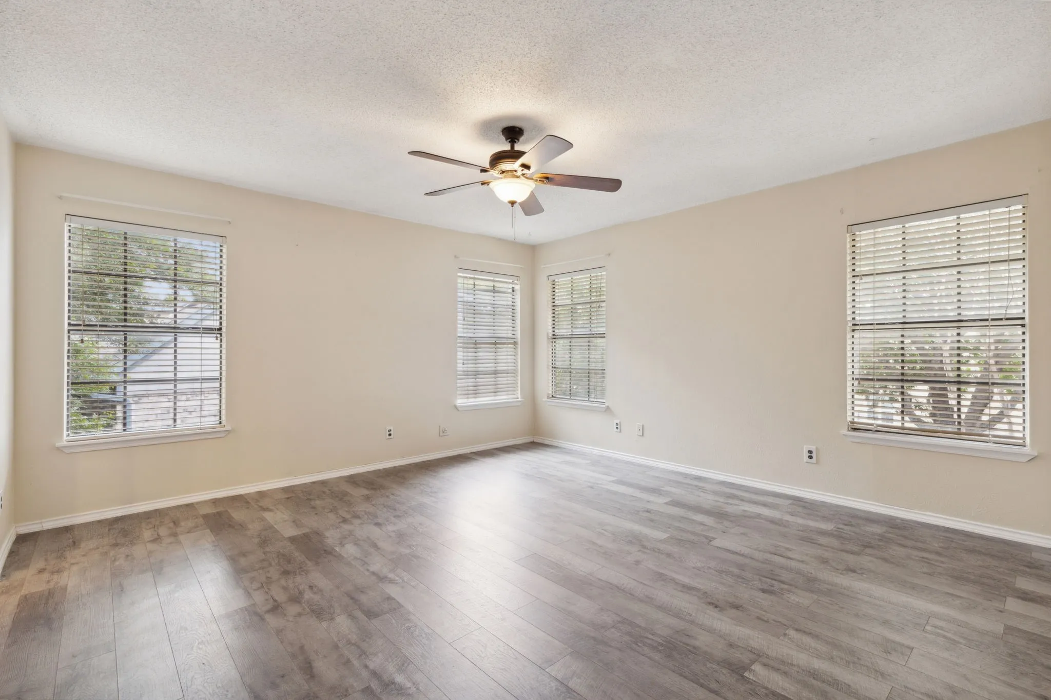 Single Family Residence For Rent in Denton County , 2020 Crestmeadow Street, Denton, Texas 76207, 3 Bedroom, 3 Bathroom, 2 Garage spaces, 2,350 Sqft, built in 1986, mls#21387787, Real Estate Agent in Denton, Homes For Rent in Denton county, Homes For Rent in Denton, Realtor in Denton Texas, Real Estate Brokerage Independent Realty Texas, Luminita Cordes Realtor