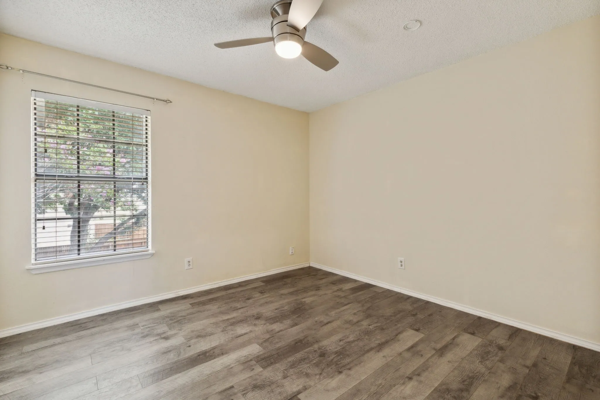 Single Family Residence For Rent in Denton County , 2020 Crestmeadow Street, Denton, Texas 76207, 3 Bedroom, 3 Bathroom, 2 Garage spaces, 2,350 Sqft, built in 1986, mls#21387787, Real Estate Agent in Denton, Homes For Rent in Denton county, Homes For Rent in Denton, Realtor in Denton Texas, Real Estate Brokerage Independent Realty Texas, Luminita Cordes Realtor