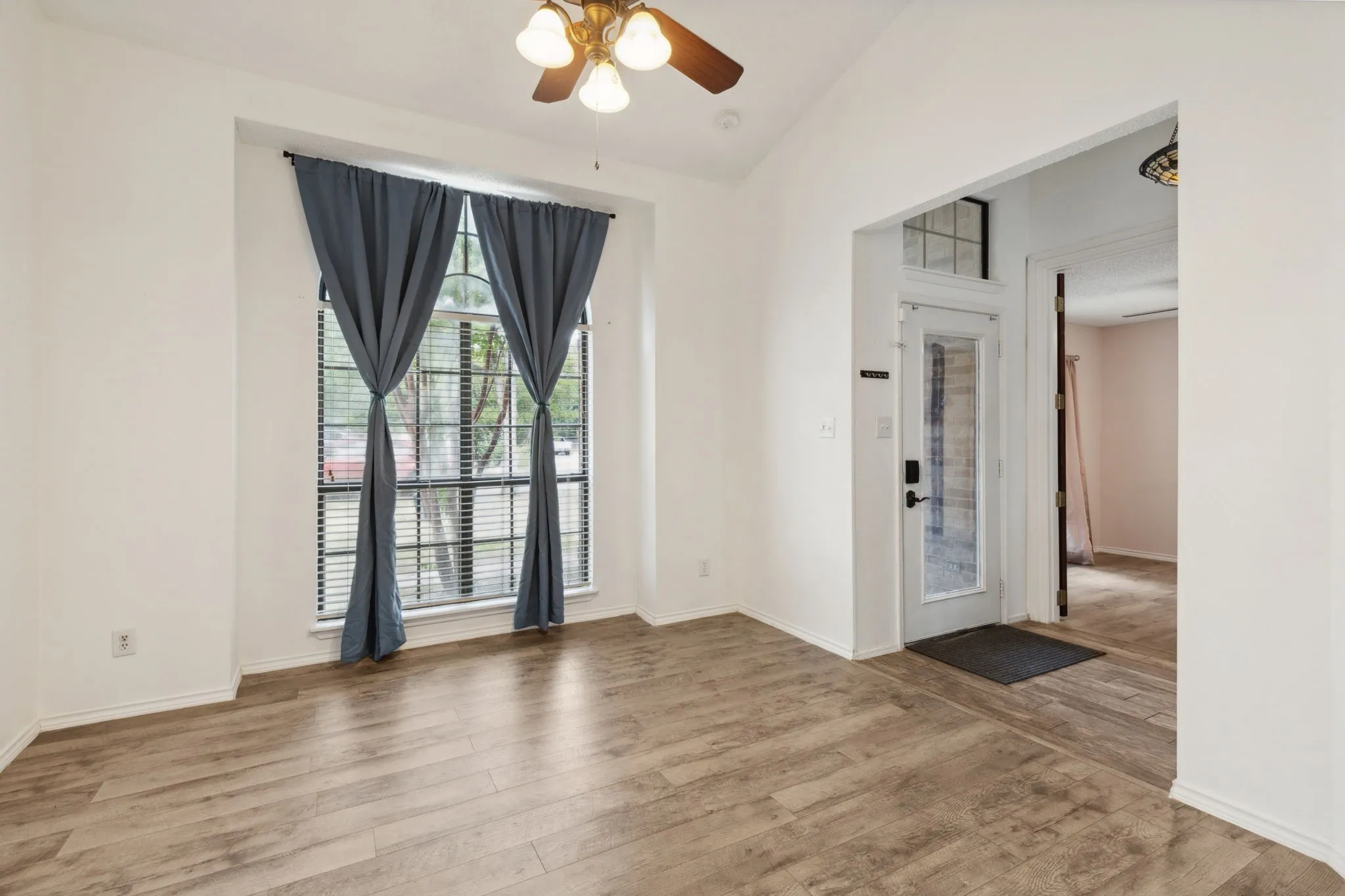 Single Family Residence For Rent in Denton County , 2020 Crestmeadow Street, Denton, Texas 76207, 3 Bedroom, 3 Bathroom, 2 Garage spaces, 2,350 Sqft, built in 1986, mls#21387787, Real Estate Agent in Denton, Homes For Rent in Denton county, Homes For Rent in Denton, Realtor in Denton Texas, Real Estate Brokerage Independent Realty Texas, Luminita Cordes Realtor