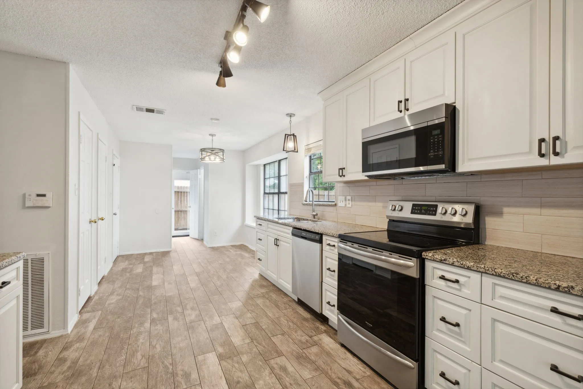 Single Family Residence For Rent in Denton County , 2020 Crestmeadow Street, Denton, Texas 76207, 3 Bedroom, 3 Bathroom, 2 Garage spaces, 2,350 Sqft, built in 1986, mls#21387787, Real Estate Agent in Denton, Homes For Rent in Denton county, Homes For Rent in Denton, Realtor in Denton Texas, Real Estate Brokerage Independent Realty Texas, Luminita Cordes Realtor