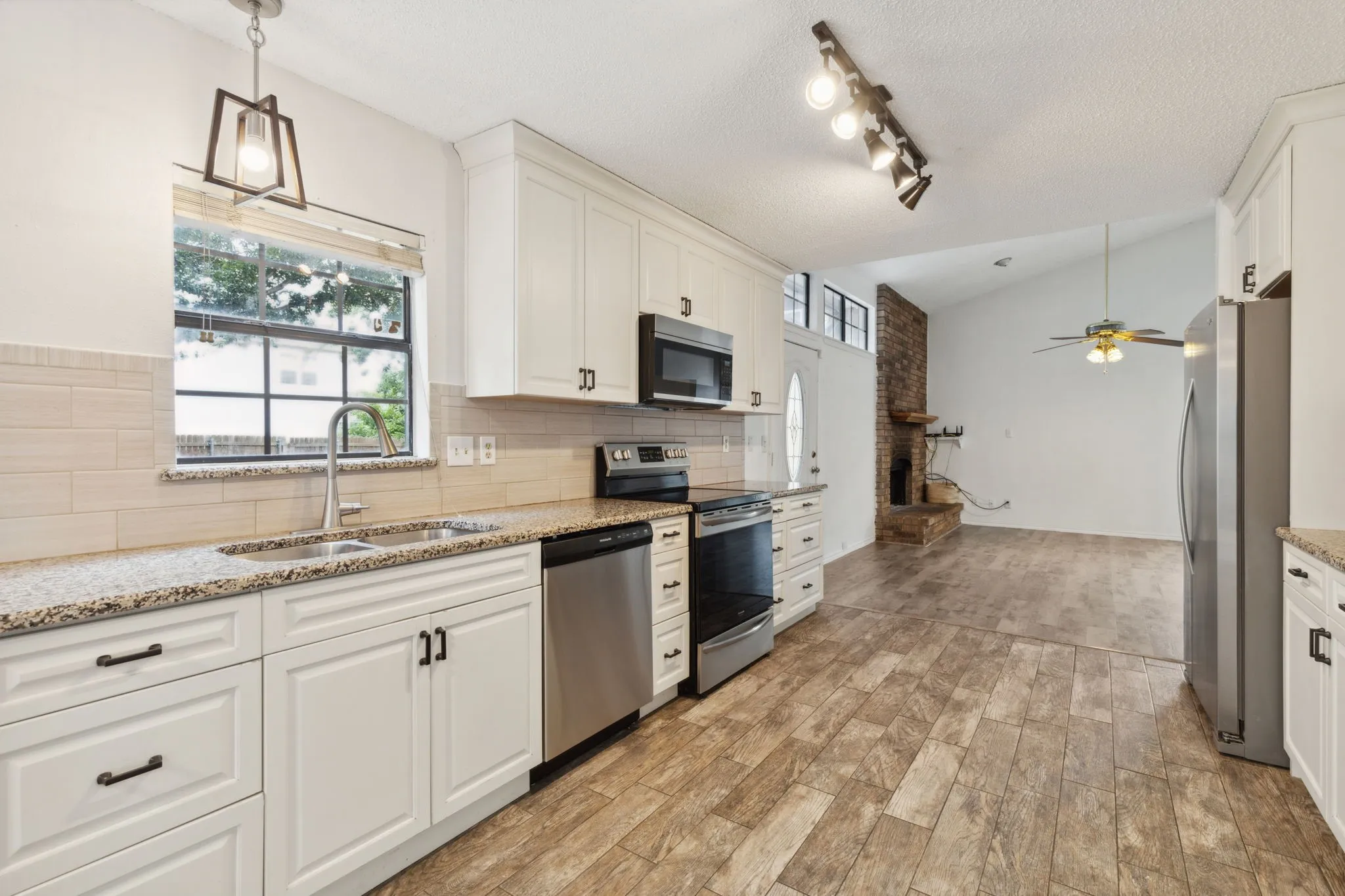 Single Family Residence For Rent in Denton County , 2020 Crestmeadow Street, Denton, Texas 76207, 3 Bedroom, 3 Bathroom, 2 Garage spaces, 2,350 Sqft, built in 1986, mls#21387787, Real Estate Agent in Denton, Homes For Rent in Denton county, Homes For Rent in Denton, Realtor in Denton Texas, Real Estate Brokerage Independent Realty Texas, Luminita Cordes Realtor
