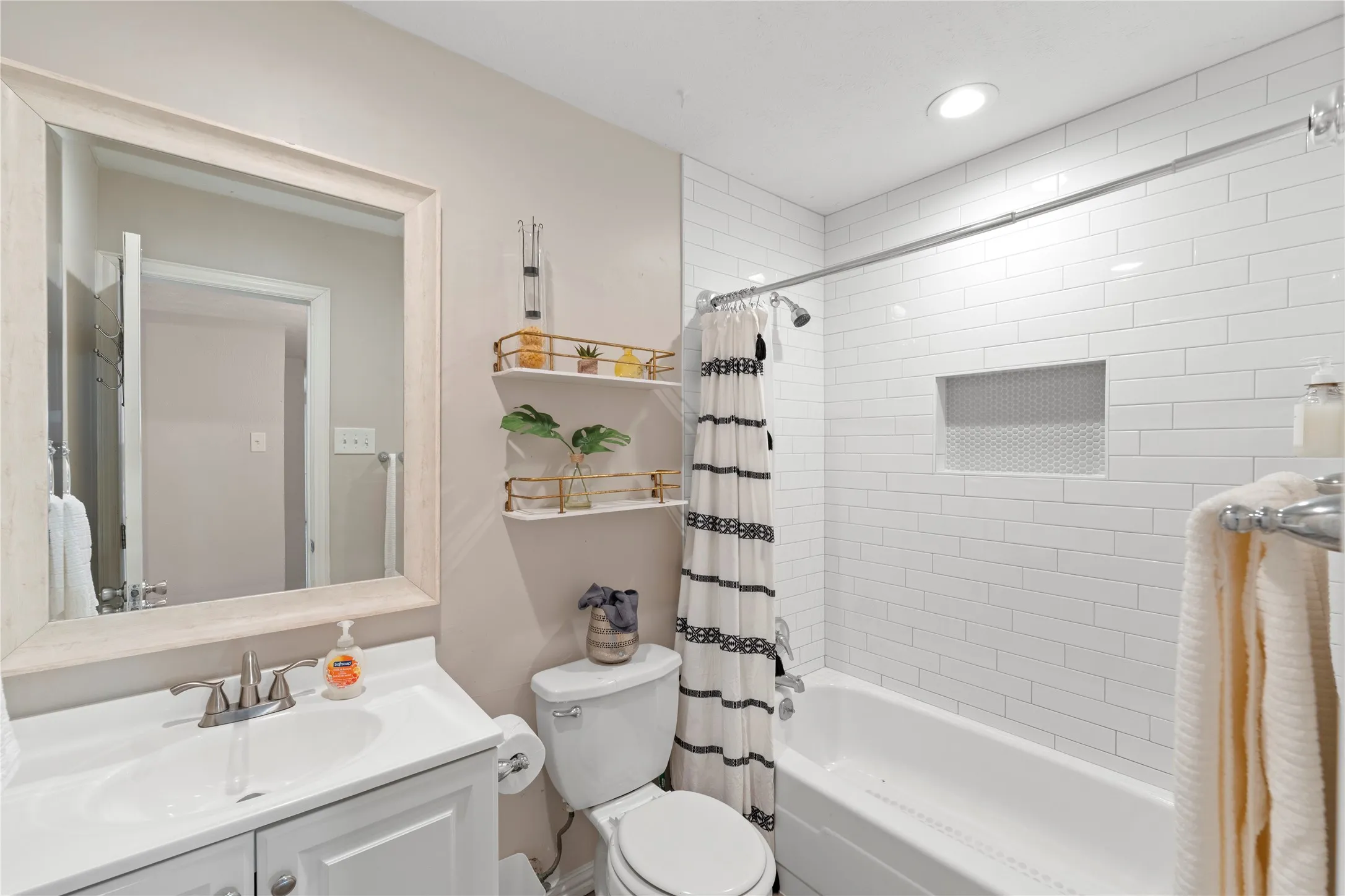 White subway tile shower surround with recessed niche