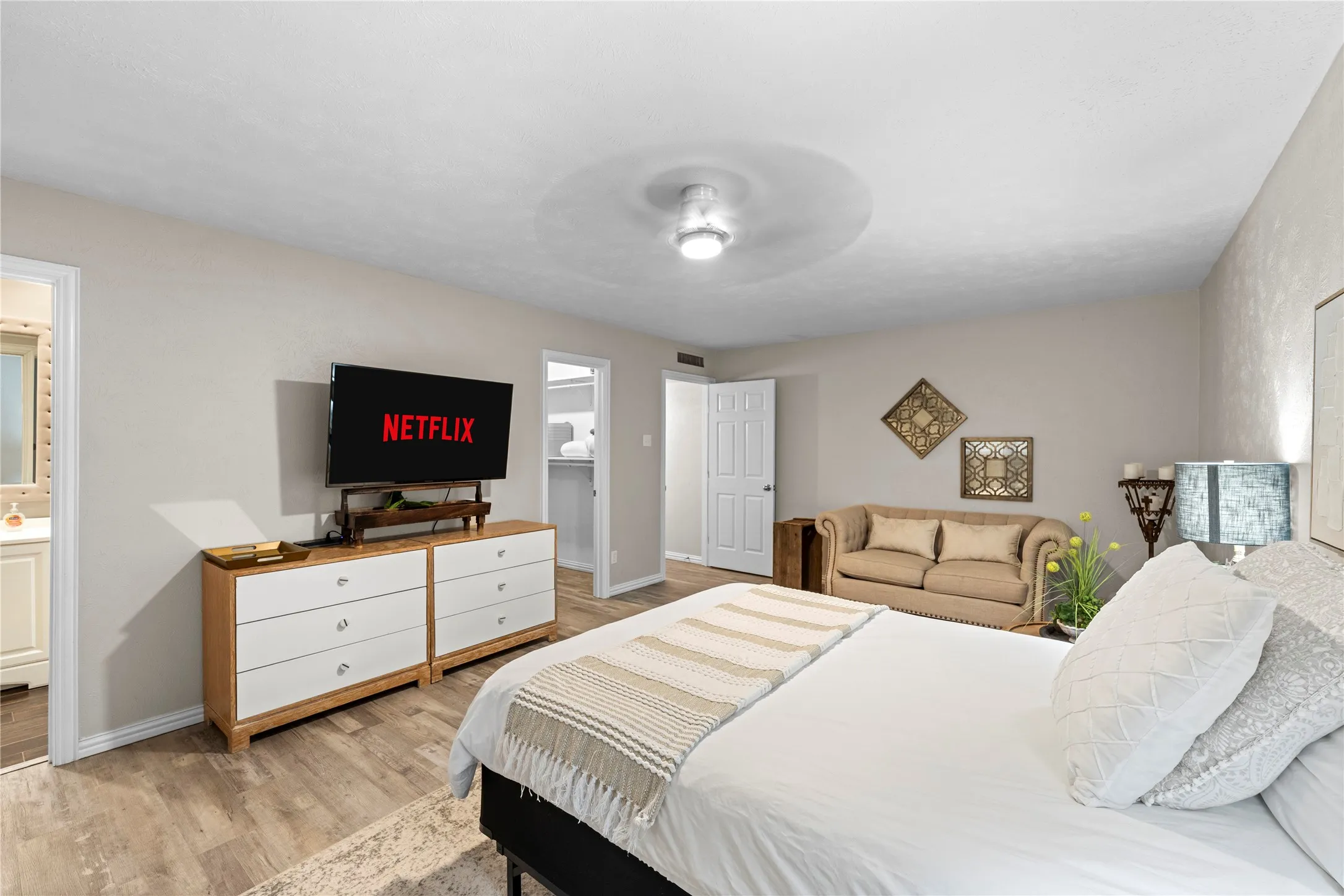 Wood-finish flooring with a ceiling fan