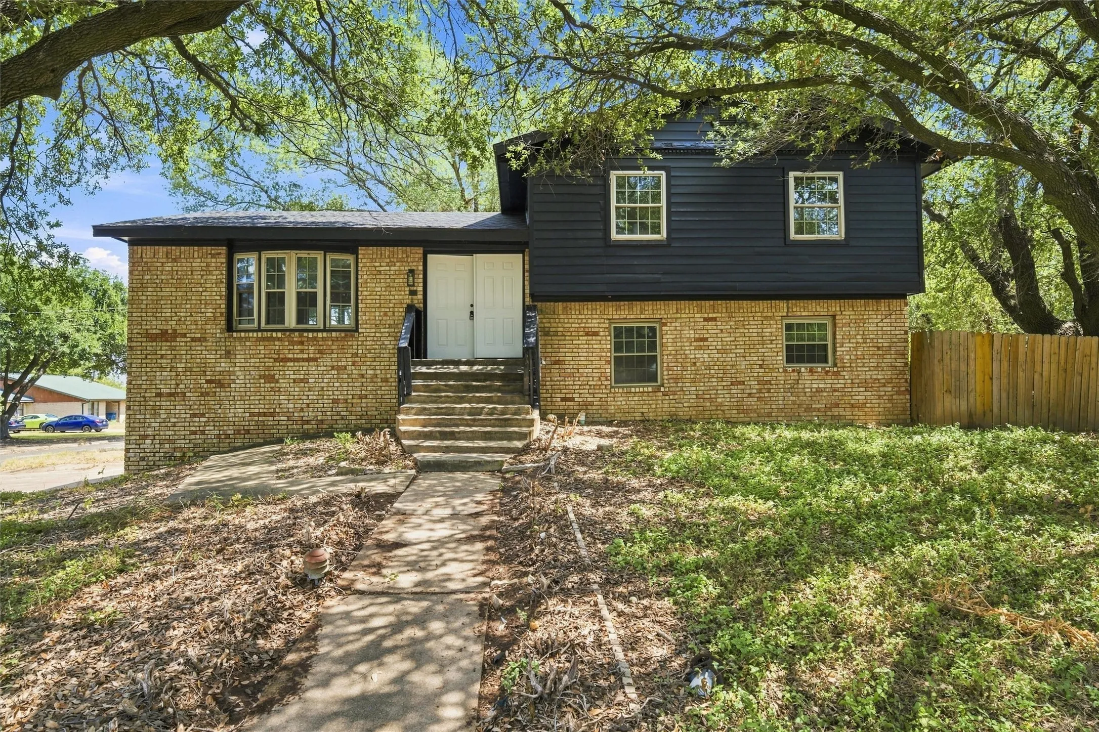 Single Family Residence For Sale in Limestone County , 1302 N Bailey Street, Mexia, Texas 76667, 4 Bedroom, 3 Bathroom, Garage spaces, 3,263 Sqft, built in 1979, mls#21388141, Real Estate Agent in Mexia, Homes For Sale in Limestone county, Homes For Sale in Mexia, Realtor in Mexia Texas, Real Estate Brokerage Independent Realty Texas, Luminita Cordes Realtor