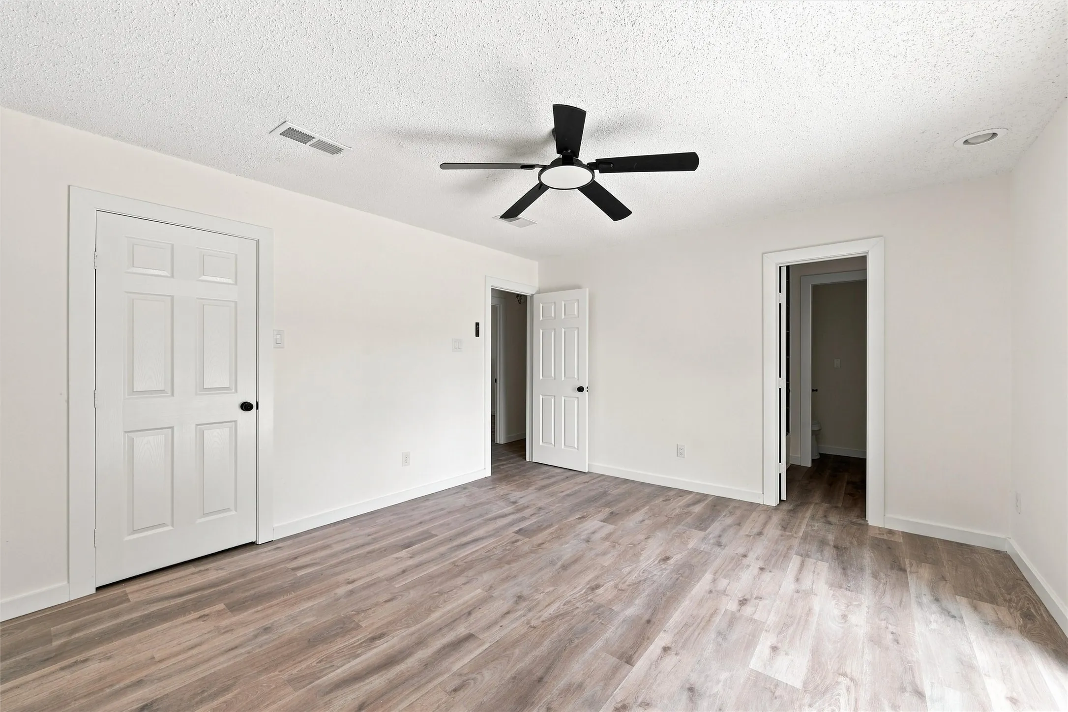 Single Family Residence For Sale in Limestone County , 1302 N Bailey Street, Mexia, Texas 76667, 4 Bedroom, 3 Bathroom, Garage spaces, 3,263 Sqft, built in 1979, mls#21388141, Real Estate Agent in Mexia, Homes For Sale in Limestone county, Homes For Sale in Mexia, Realtor in Mexia Texas, Real Estate Brokerage Independent Realty Texas, Luminita Cordes Realtor