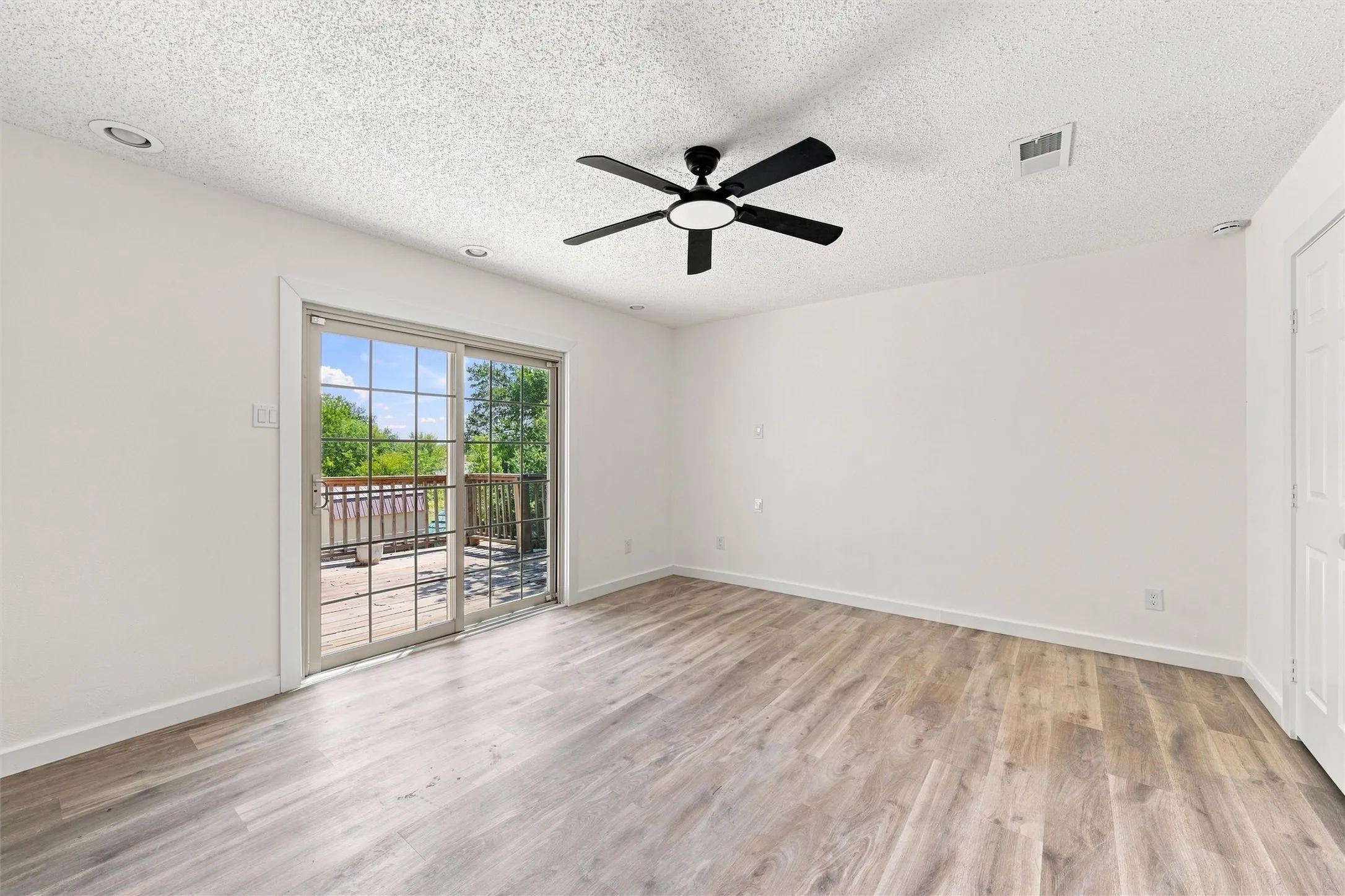 Single Family Residence For Sale in Limestone County , 1302 N Bailey Street, Mexia, Texas 76667, 4 Bedroom, 3 Bathroom, Garage spaces, 3,263 Sqft, built in 1979, mls#21388141, Real Estate Agent in Mexia, Homes For Sale in Limestone county, Homes For Sale in Mexia, Realtor in Mexia Texas, Real Estate Brokerage Independent Realty Texas, Luminita Cordes Realtor