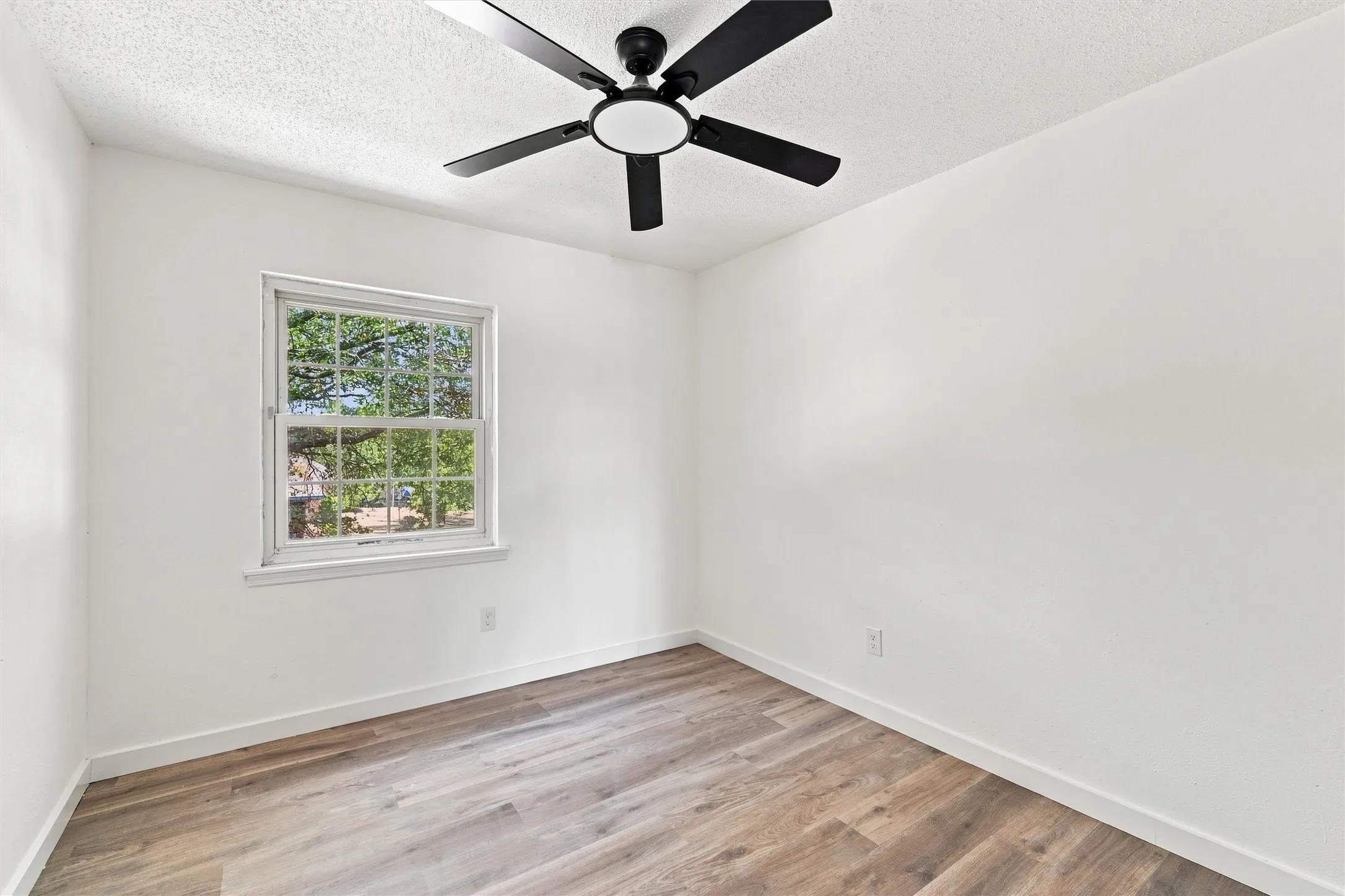 Single Family Residence For Sale in Limestone County , 1302 N Bailey Street, Mexia, Texas 76667, 4 Bedroom, 3 Bathroom, Garage spaces, 3,263 Sqft, built in 1979, mls#21388141, Real Estate Agent in Mexia, Homes For Sale in Limestone county, Homes For Sale in Mexia, Realtor in Mexia Texas, Real Estate Brokerage Independent Realty Texas, Luminita Cordes Realtor