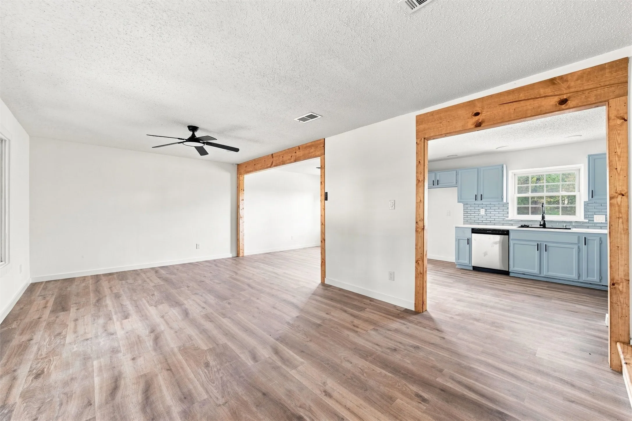 Single Family Residence For Sale in Limestone County , 1302 N Bailey Street, Mexia, Texas 76667, 4 Bedroom, 3 Bathroom, Garage spaces, 3,263 Sqft, built in 1979, mls#21388141, Real Estate Agent in Mexia, Homes For Sale in Limestone county, Homes For Sale in Mexia, Realtor in Mexia Texas, Real Estate Brokerage Independent Realty Texas, Luminita Cordes Realtor