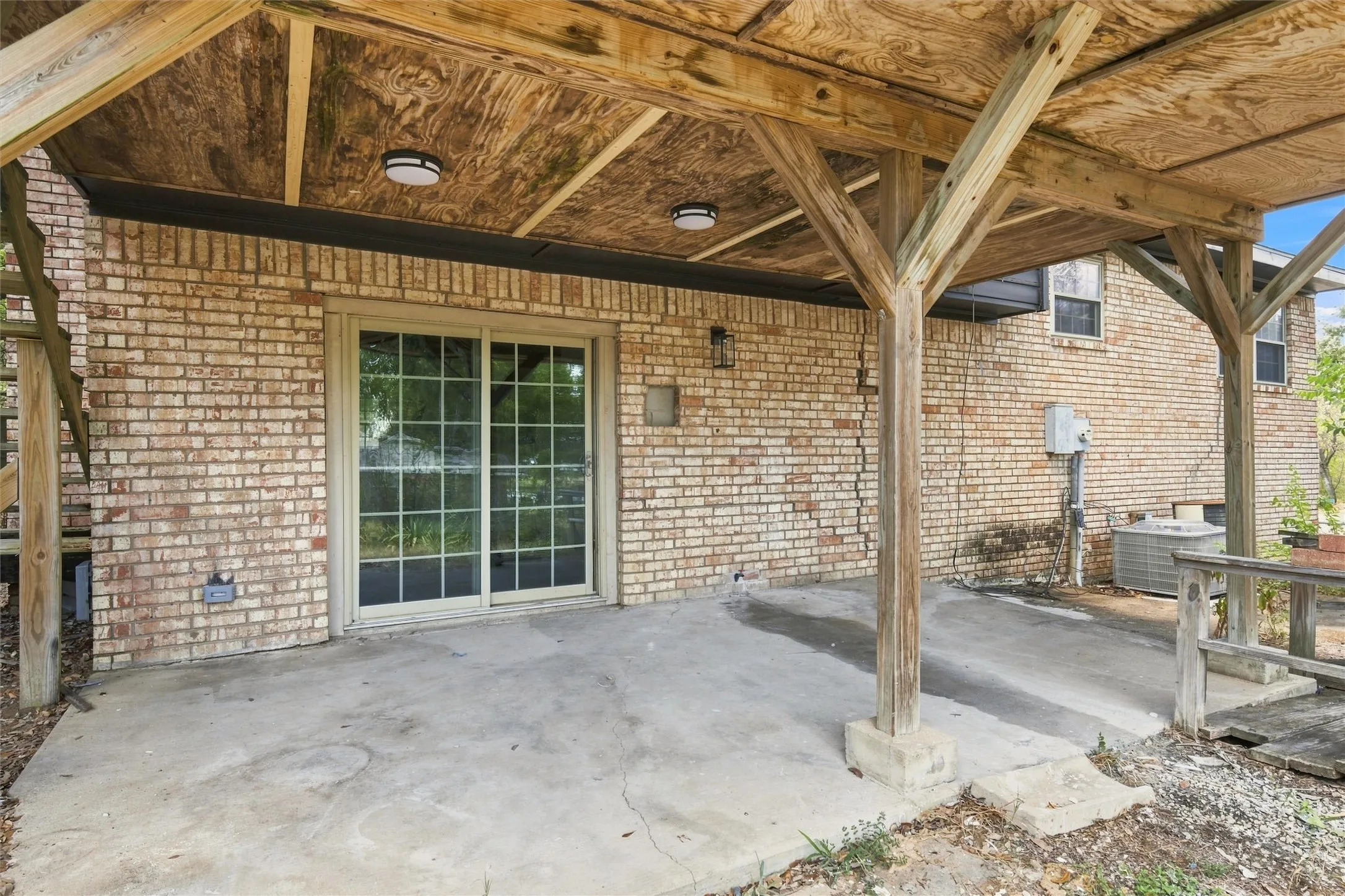 Single Family Residence For Sale in Limestone County , 1302 N Bailey Street, Mexia, Texas 76667, 4 Bedroom, 3 Bathroom, Garage spaces, 3,263 Sqft, built in 1979, mls#21388141, Real Estate Agent in Mexia, Homes For Sale in Limestone county, Homes For Sale in Mexia, Realtor in Mexia Texas, Real Estate Brokerage Independent Realty Texas, Luminita Cordes Realtor