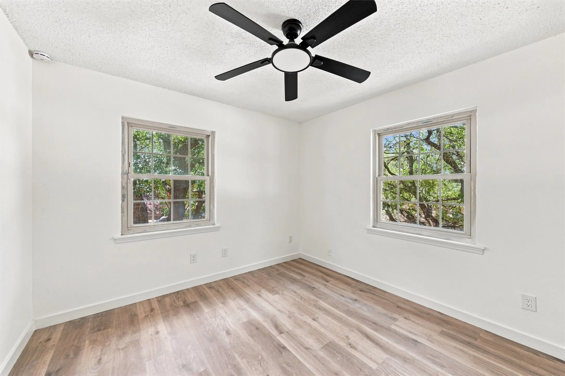 Single Family Residence For Sale in Limestone County , 1302 N Bailey Street, Mexia, Texas 76667, 4 Bedroom, 3 Bathroom, Garage spaces, 3,263 Sqft, built in 1979, mls#21388141, Real Estate Agent in Mexia, Homes For Sale in Limestone county, Homes For Sale in Mexia, Realtor in Mexia Texas, Real Estate Brokerage Independent Realty Texas, Luminita Cordes Realtor