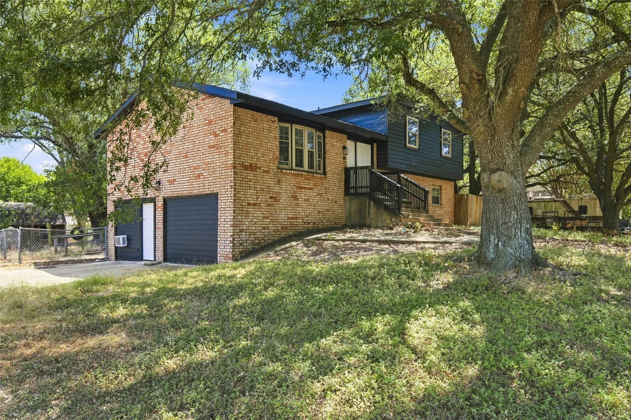 Single Family Residence For Sale in Limestone County , 1302 N Bailey Street, Mexia, Texas 76667, 4 Bedroom, 3 Bathroom, Garage spaces, 3,263 Sqft, built in 1979, mls#21388141, Real Estate Agent in Mexia, Homes For Sale in Limestone county, Homes For Sale in Mexia, Realtor in Mexia Texas, Real Estate Brokerage Independent Realty Texas, Luminita Cordes Realtor
