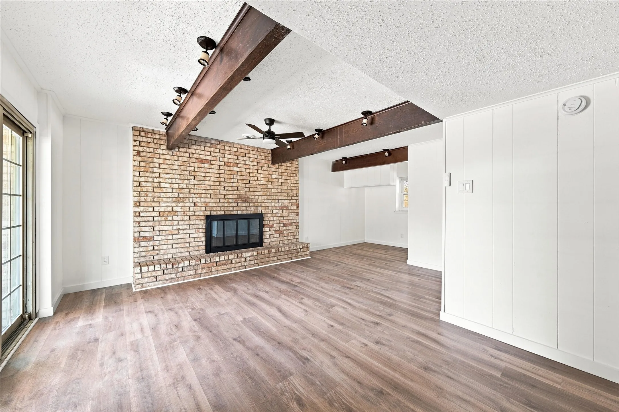 Single Family Residence For Sale in Limestone County , 1302 N Bailey Street, Mexia, Texas 76667, 4 Bedroom, 3 Bathroom, Garage spaces, 3,263 Sqft, built in 1979, mls#21388141, Real Estate Agent in Mexia, Homes For Sale in Limestone county, Homes For Sale in Mexia, Realtor in Mexia Texas, Real Estate Brokerage Independent Realty Texas, Luminita Cordes Realtor