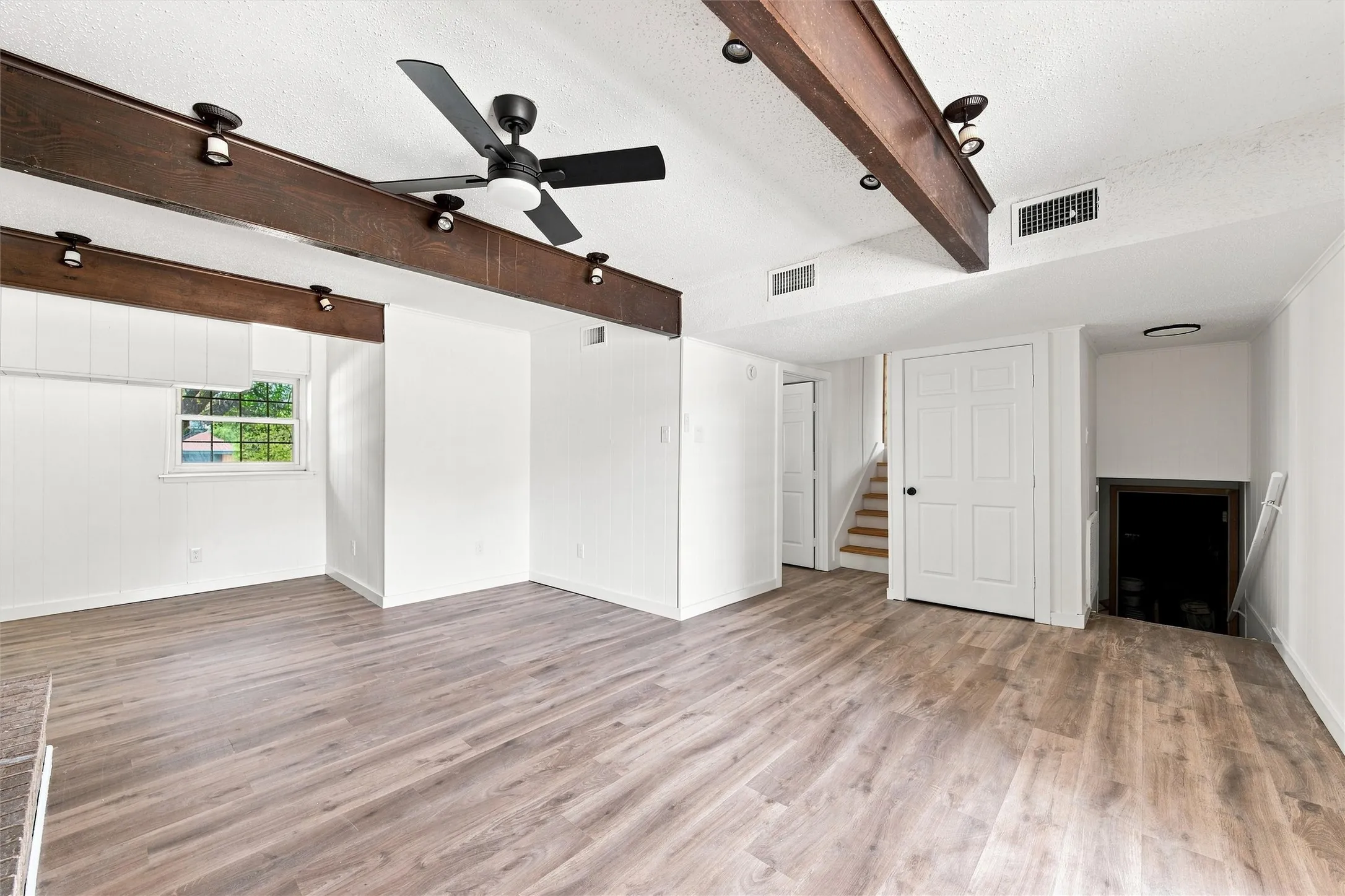 Single Family Residence For Sale in Limestone County , 1302 N Bailey Street, Mexia, Texas 76667, 4 Bedroom, 3 Bathroom, Garage spaces, 3,263 Sqft, built in 1979, mls#21388141, Real Estate Agent in Mexia, Homes For Sale in Limestone county, Homes For Sale in Mexia, Realtor in Mexia Texas, Real Estate Brokerage Independent Realty Texas, Luminita Cordes Realtor