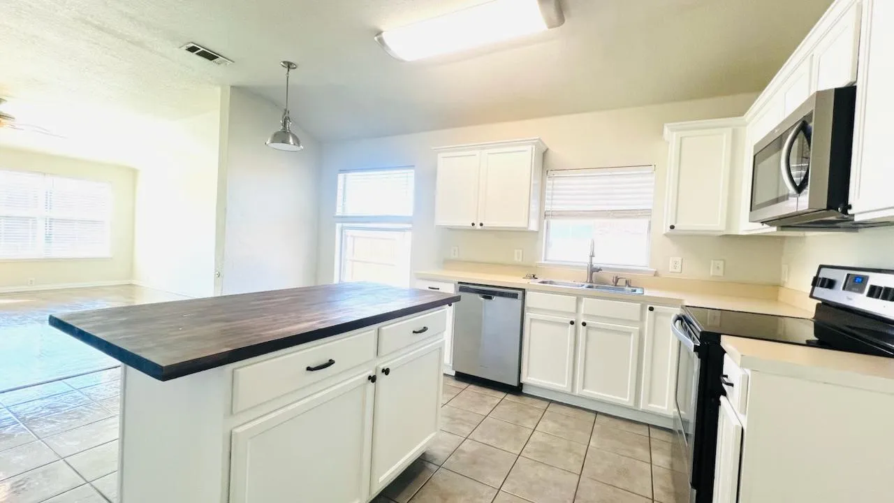 Single Family Residence For Rent in Collin County , 2506 Deer Run Court, Melissa, Texas 75454, 4 Bedroom, 2 Bathroom, 2 Garage spaces, 1,872 Sqft, built in 2004, mls#21386980, Real Estate Agent in Melissa, Homes For Rent in Collin county, Homes For Rent in Melissa, Realtor in Melissa Texas, Real Estate Brokerage Independent Realty Texas, Luminita Cordes Realtor