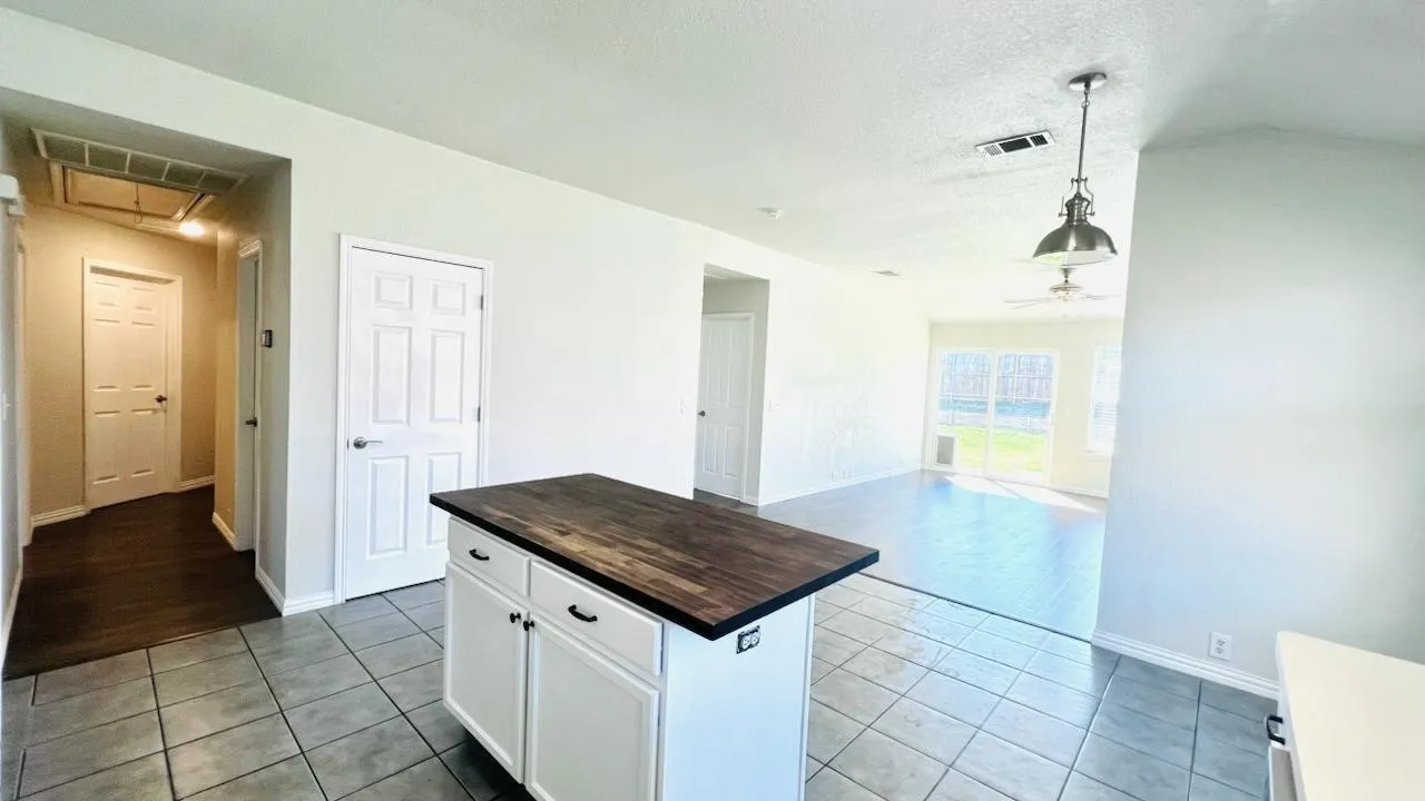 Single Family Residence For Rent in Collin County , 2506 Deer Run Court, Melissa, Texas 75454, 4 Bedroom, 2 Bathroom, 2 Garage spaces, 1,872 Sqft, built in 2004, mls#21386980, Real Estate Agent in Melissa, Homes For Rent in Collin county, Homes For Rent in Melissa, Realtor in Melissa Texas, Real Estate Brokerage Independent Realty Texas, Luminita Cordes Realtor