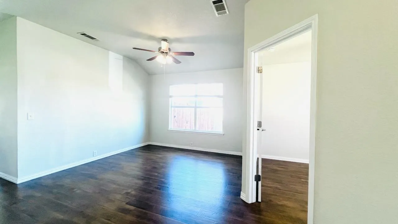 Single Family Residence For Rent in Collin County , 2506 Deer Run Court, Melissa, Texas 75454, 4 Bedroom, 2 Bathroom, 2 Garage spaces, 1,872 Sqft, built in 2004, mls#21386980, Real Estate Agent in Melissa, Homes For Rent in Collin county, Homes For Rent in Melissa, Realtor in Melissa Texas, Real Estate Brokerage Independent Realty Texas, Luminita Cordes Realtor