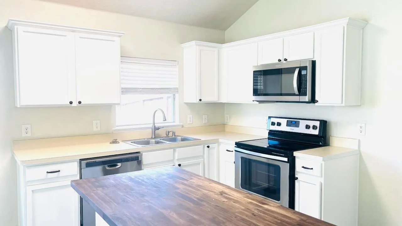 Single Family Residence For Rent in Collin County , 2506 Deer Run Court, Melissa, Texas 75454, 4 Bedroom, 2 Bathroom, 2 Garage spaces, 1,872 Sqft, built in 2004, mls#21386980, Real Estate Agent in Melissa, Homes For Rent in Collin county, Homes For Rent in Melissa, Realtor in Melissa Texas, Real Estate Brokerage Independent Realty Texas, Luminita Cordes Realtor
