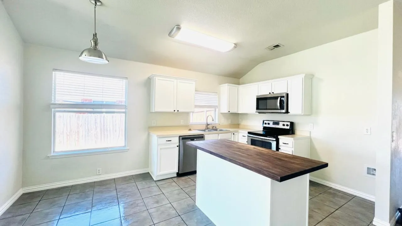 Single Family Residence For Rent in Collin County , 2506 Deer Run Court, Melissa, Texas 75454, 4 Bedroom, 2 Bathroom, 2 Garage spaces, 1,872 Sqft, built in 2004, mls#21386980, Real Estate Agent in Melissa, Homes For Rent in Collin county, Homes For Rent in Melissa, Realtor in Melissa Texas, Real Estate Brokerage Independent Realty Texas, Luminita Cordes Realtor