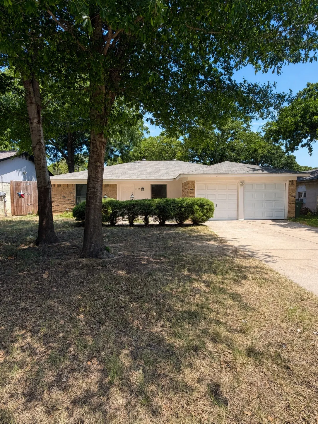Single Family Residence For Rent in Tarrant County , 5309 Holly Trail, Arlington, Texas 76016, 3 Bedroom, 2 Bathroom, 2 Garage spaces, 1,675 Sqft, built in 1974, mls#21388197, Real Estate Agent in Arlington, Homes For Rent in Tarrant county, Homes For Rent in Arlington, Realtor in Arlington Texas, Real Estate Brokerage Independent Realty Texas, Luminita Cordes Realtor